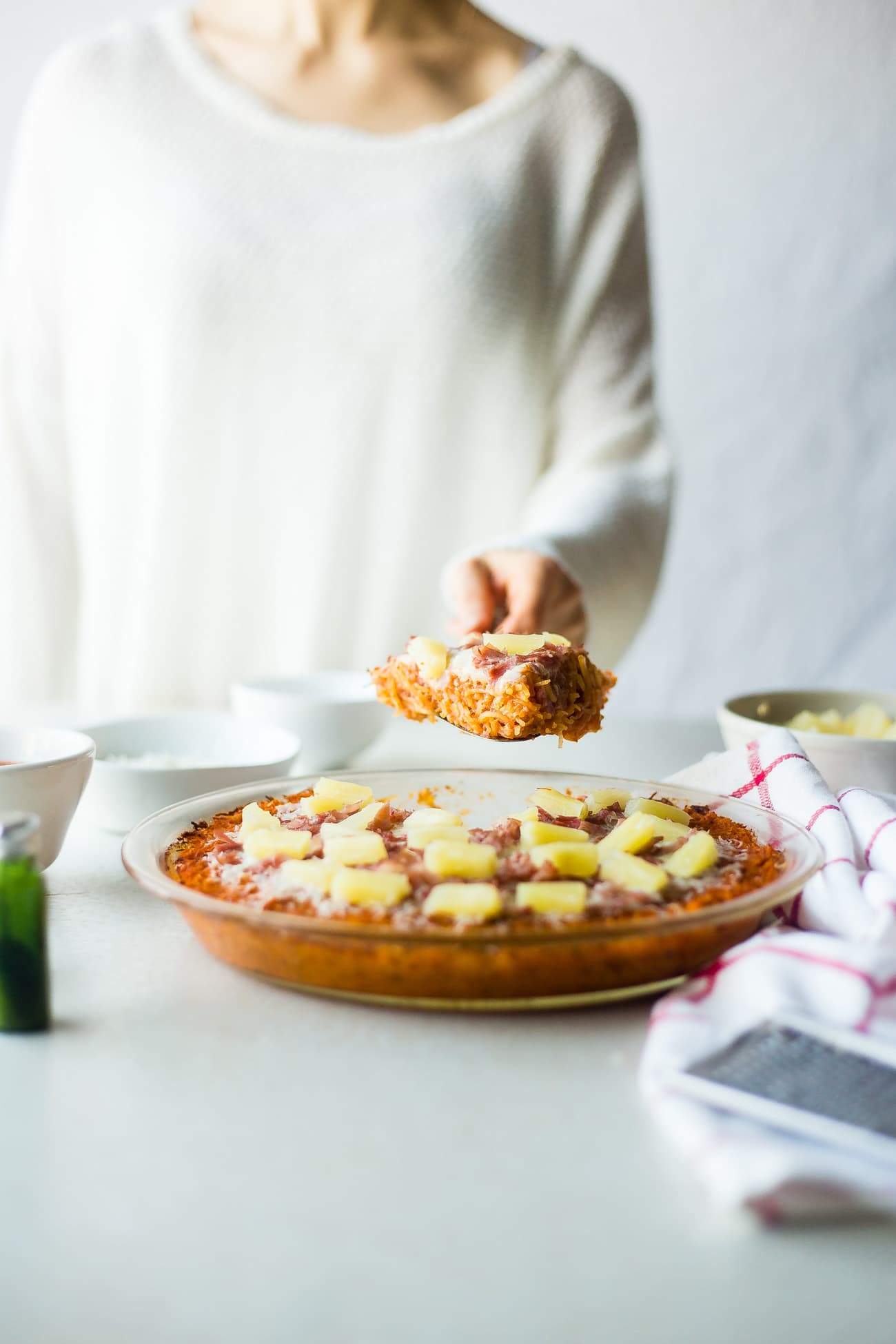 Hawaiian Baked Spaghetti Squash Casserole - This low carb, kid-friendly easy spaghetti squash casserole tastes like a Hawaiian pizza but with only 250 calories! It's a healthy, gluten free dinner that the whole family will love! | Foodfaithfitness.com | @FoodFaithFit