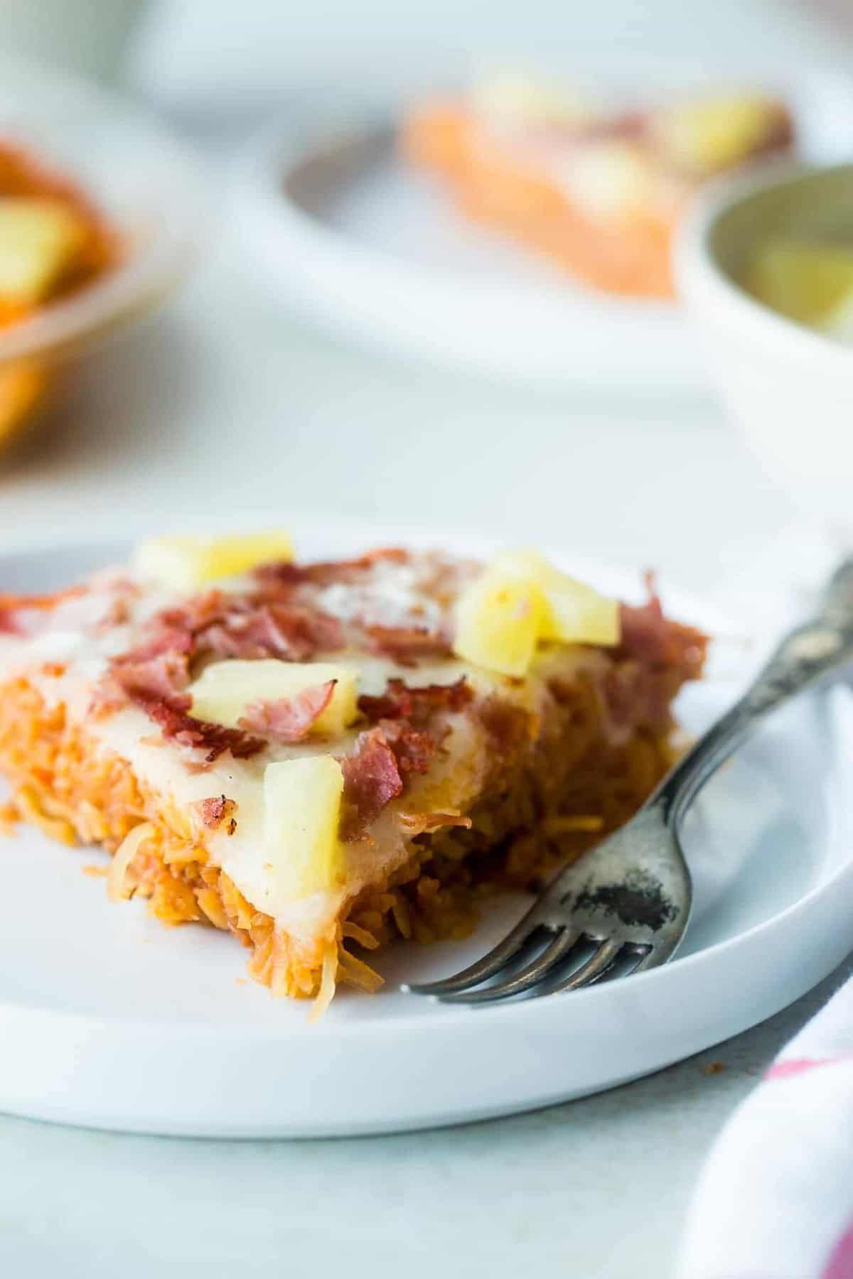 Hawaiian Baked Spaghetti Squash Casserole - This low carb, kid-friendly easy spaghetti squash casserole tastes like a Hawaiian pizza but with only 250 calories! It's a healthy, gluten free dinner that the whole family will love! | Foodfaithfitness.com | @FoodFaithFit