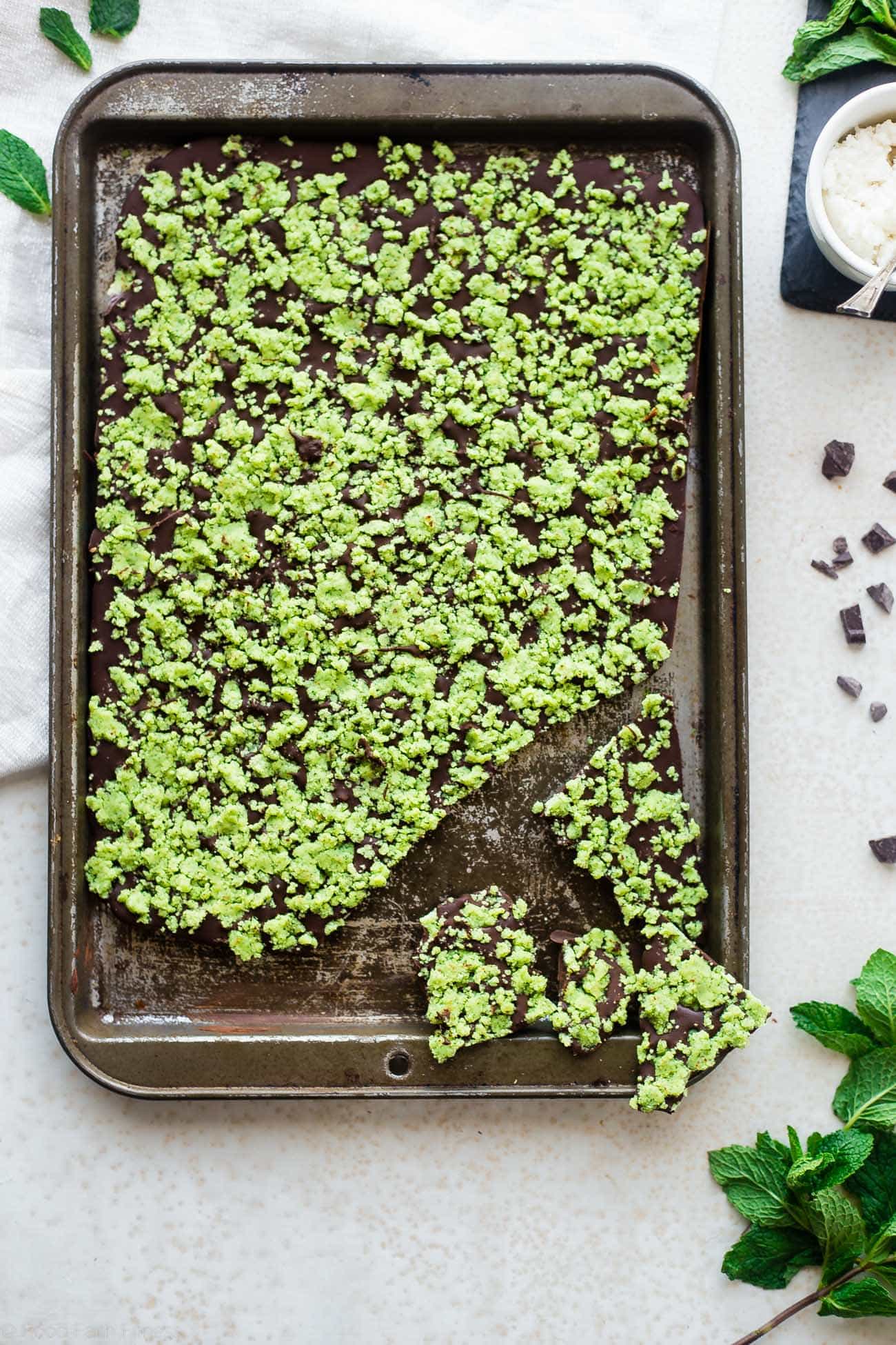 Vegan Peppermint Bark - This peppermint bark is ready in 15 minutes and only has 6 ingredients! Its a quick and easy, healthy and paleo friendly Christmas food gift or dessert! | Foodfaithfitness.com | @FoodFaithFit