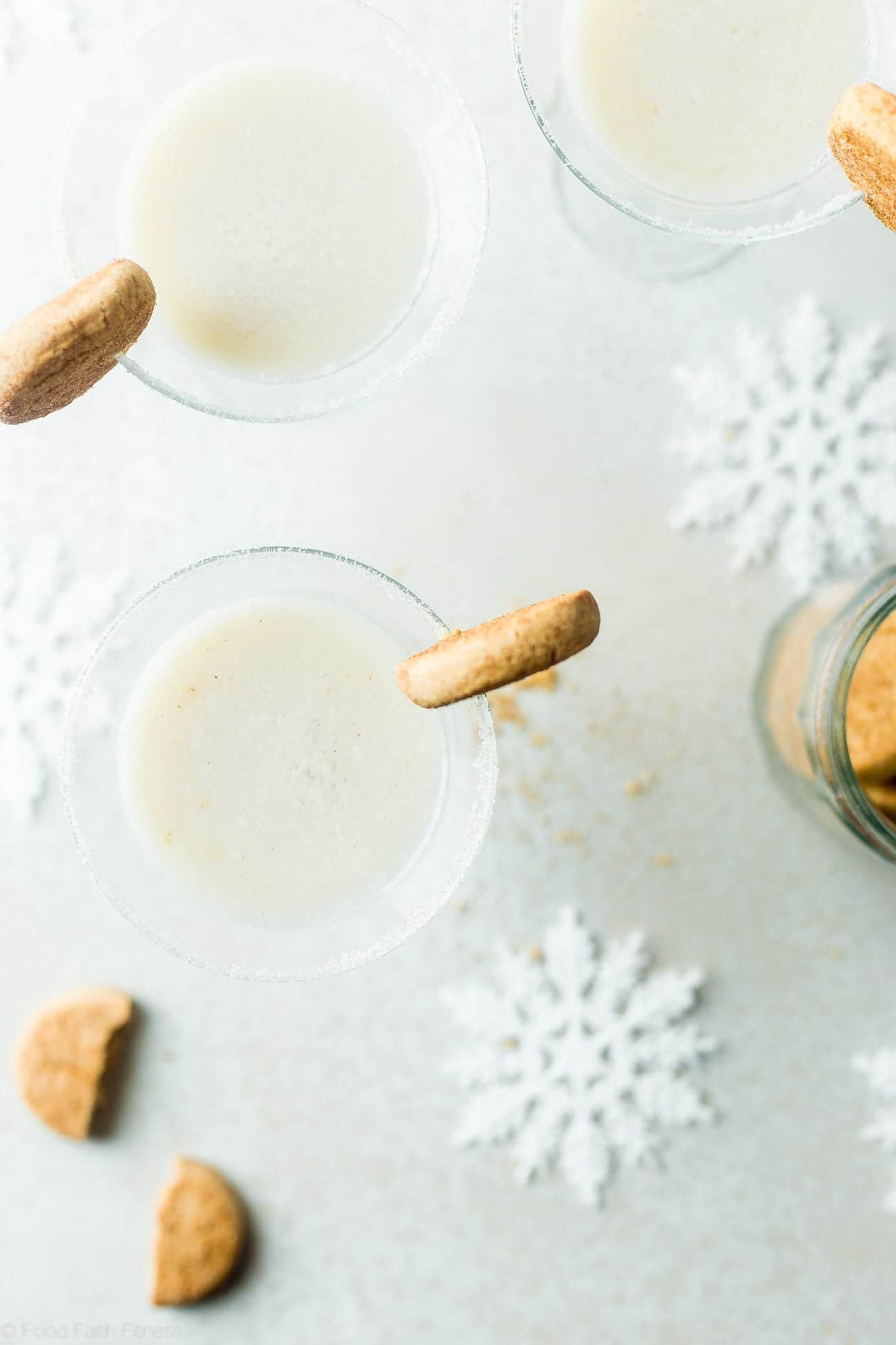 3 Ingredient Snickerdoodle Martini - This easy, 3 ingredient martini tastes like a snickerdoodle cookie! It's a creamy, healthier and dairy-free cocktail that is perfect to serve on Christmas! | Foodfaithfitness.com | @FoodFaithFit