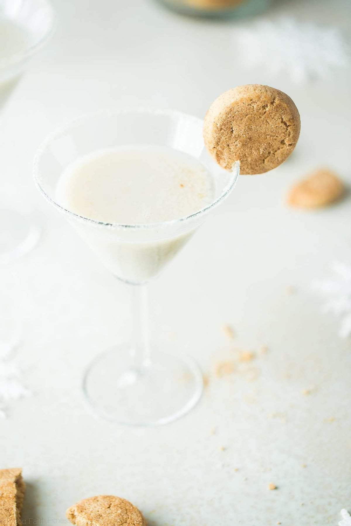 3 Ingredient Snickerdoodle Martini - This easy, 3 ingredient martini tastes like a snickerdoodle cookie! It's a creamy, healthier and dairy-free cocktail that is perfect to serve on Christmas! | Foodfaithfitness.com | @FoodFaithFit
