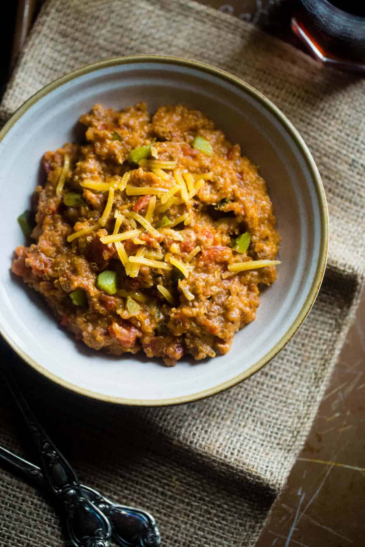 Cheeseburger Quinoa Casserole - This easy, one-pot cheeseburger casserole has all the cheeseburger taste you love but in healthy, gluten free weeknight dinner form! It's under 300 calories too! | Foodfaithfitness.com | @FoodFaithFit