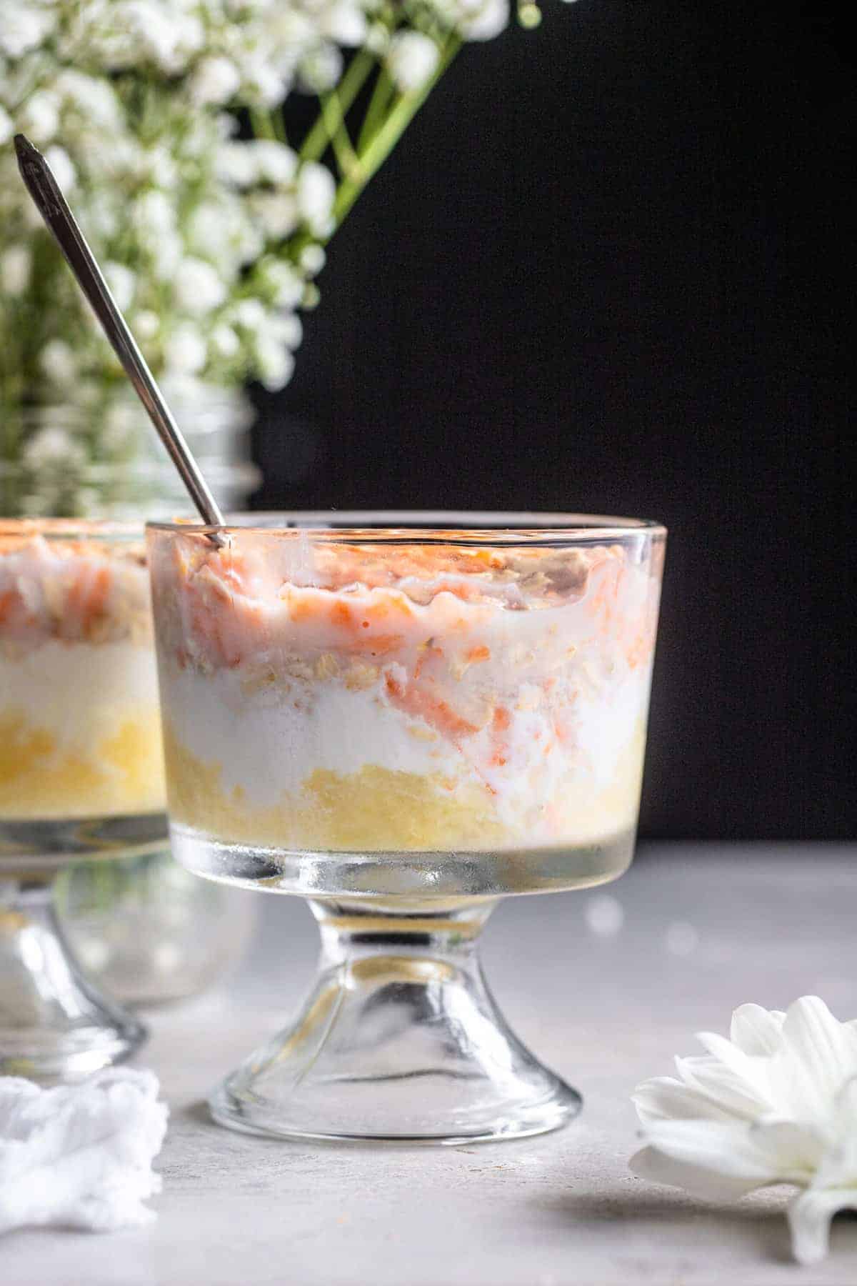 Carrot Cake Overnight Oats - Wake up to dessert for breakfast with these protein packed, gluten free carrot cake overnight oats! They're an easy, healthy breakfast for under 300 calories! | #Foodfaithfitness | #glutenfree #Healthy #overnightoats #greekyogurt