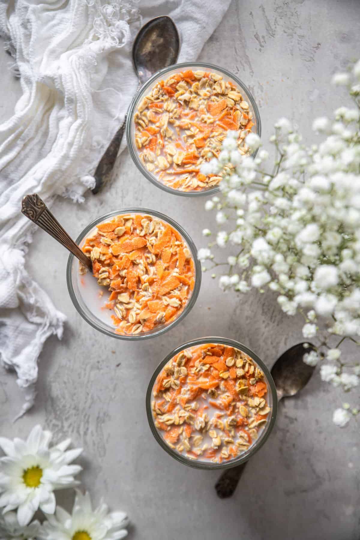 Carrot Cake Overnight Oats - Wake up to dessert for breakfast with these protein packed, gluten free carrot cake overnight oats! They're an easy, healthy breakfast for under 300 calories! | #Foodfaithfitness | #glutenfree #Healthy #overnightoats #greekyogurt