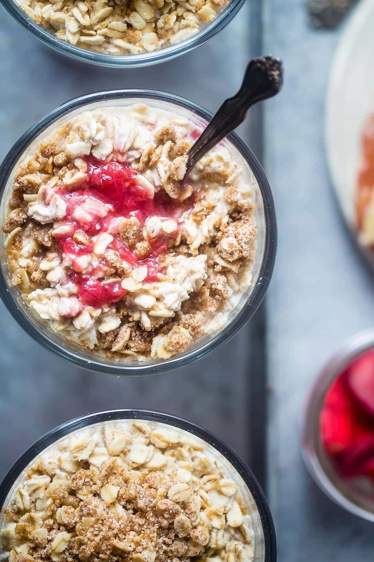 Strawberry rhubarb vegan overnight oats - these easy, gluten -free oats taste like awakening on a healthy slice of cakes for breakfast! Make-aead friendly and only 200 calories! | Foodfaithfitlness.com | @Foodfaithfit