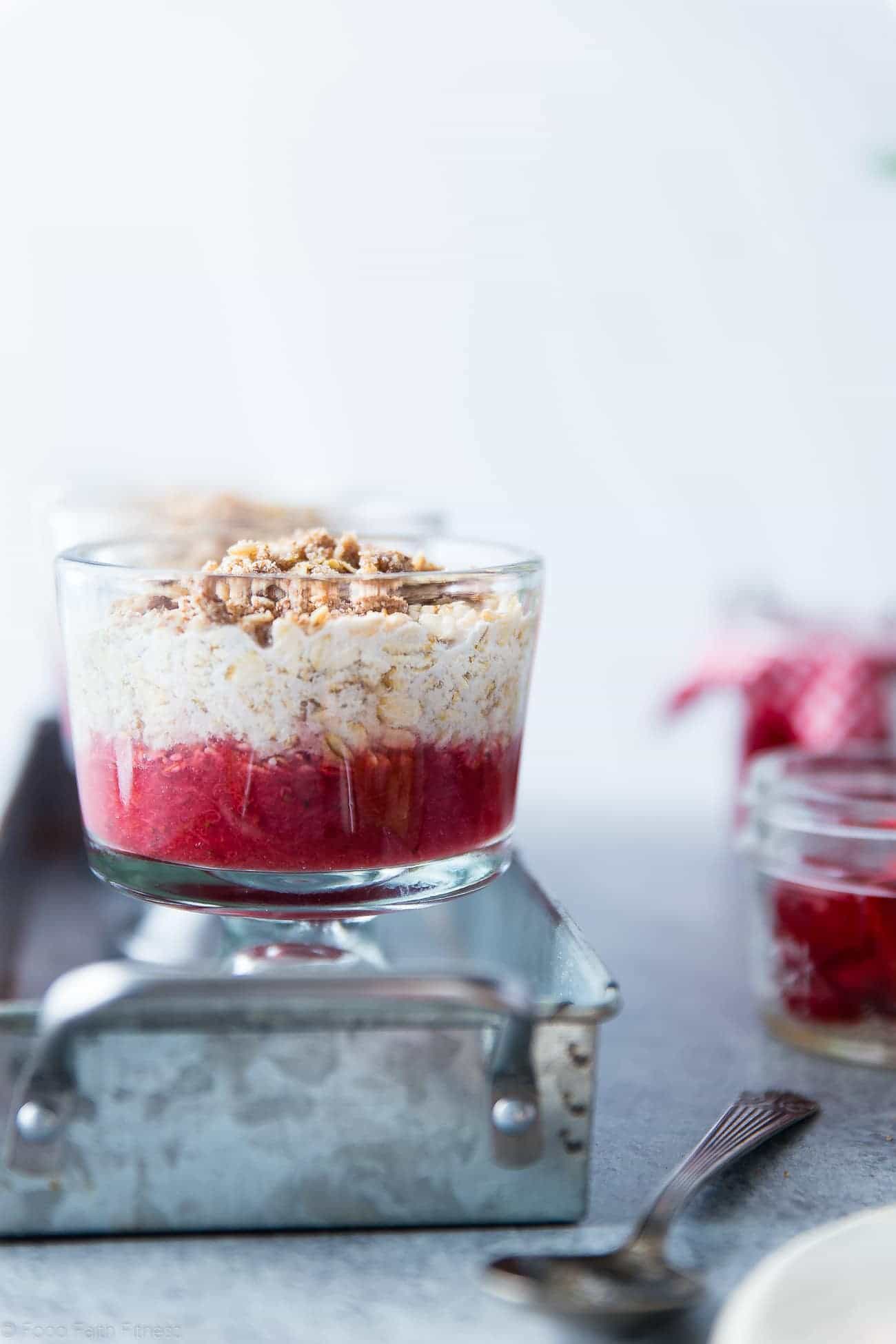 Strawberry rhubarb vegan overnight oats - these easy, free dairy products overnight oats like waking up on a healthy slice of cakes for breakfast! Make-aead friendly and only 200 calories! | Foodfaithfitlness.com | @Foodfaithfit