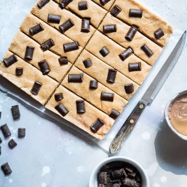No Bake Paleo Protein Bars - These easy, no-bake homemade paleo protein bars are only 7 ingredients and are healthy, gluten, grain and dairy free! Perfect for on-the-go snacking for adults or kids! | Foodfaithfitness.com | @FoodFaithFit
