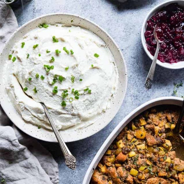 Healthy Garlic Mashed Cauliflower Potatoes - These 4 ingredient, keto"potatoes" are a vegan, gluten free and low carb side dish! They're only 70 calories, 2 Smartpoints and are a great way to get kids to eat veggies! Perfect for Thanksgiving! | Foodfaithfitness.com | @FoodFaithFit