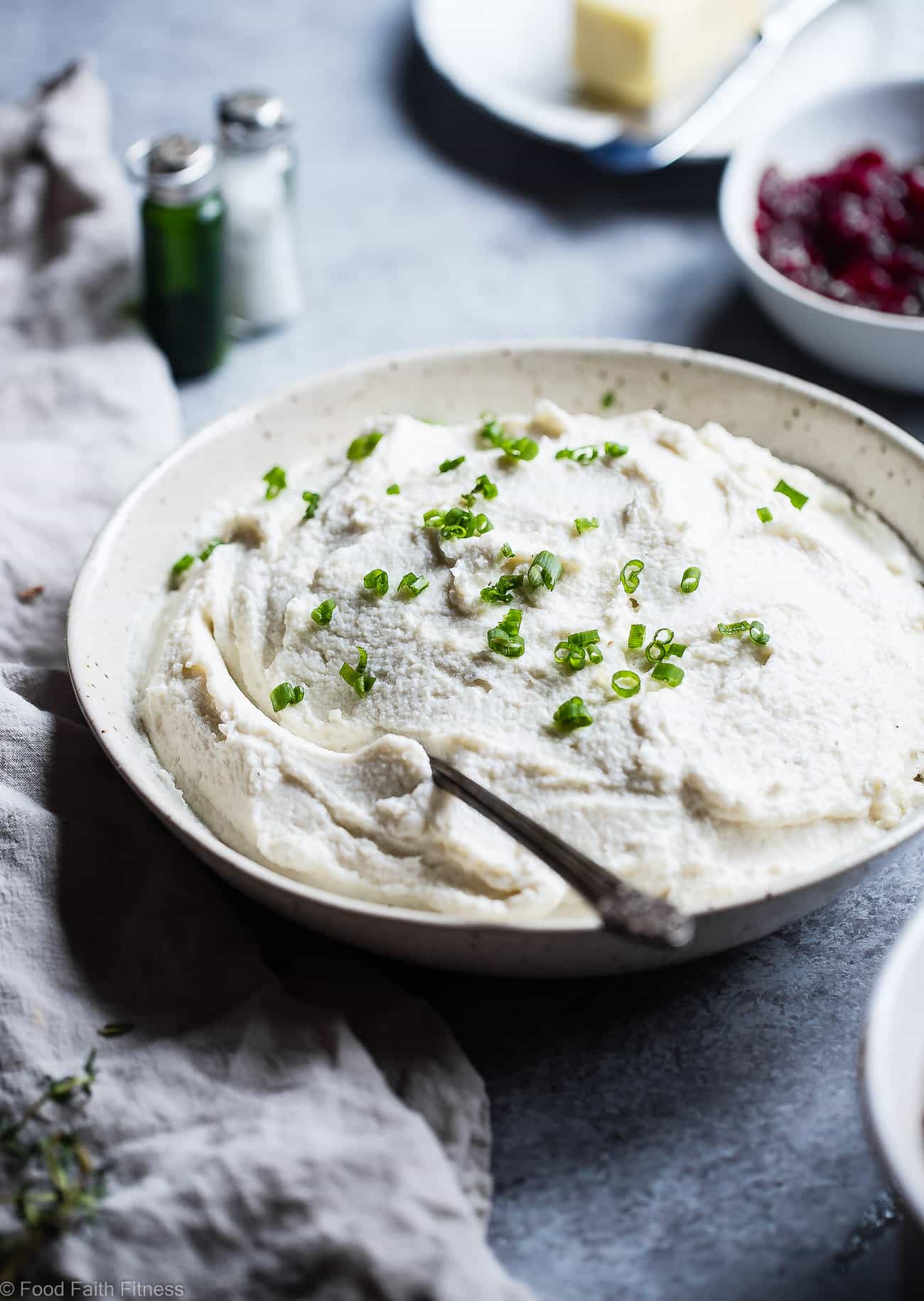 Healthy Garlic Cauliflower Mashed Potatoes - This easy mashed cauliflower is a vegan, gluten free and low carb side dish! They're only 70 calories, 2 Smartpoints and are a great way to get kids to eat veggies! Perfect for Thanksgiving! | Foodfaithfitness.com | @FoodFaithFit