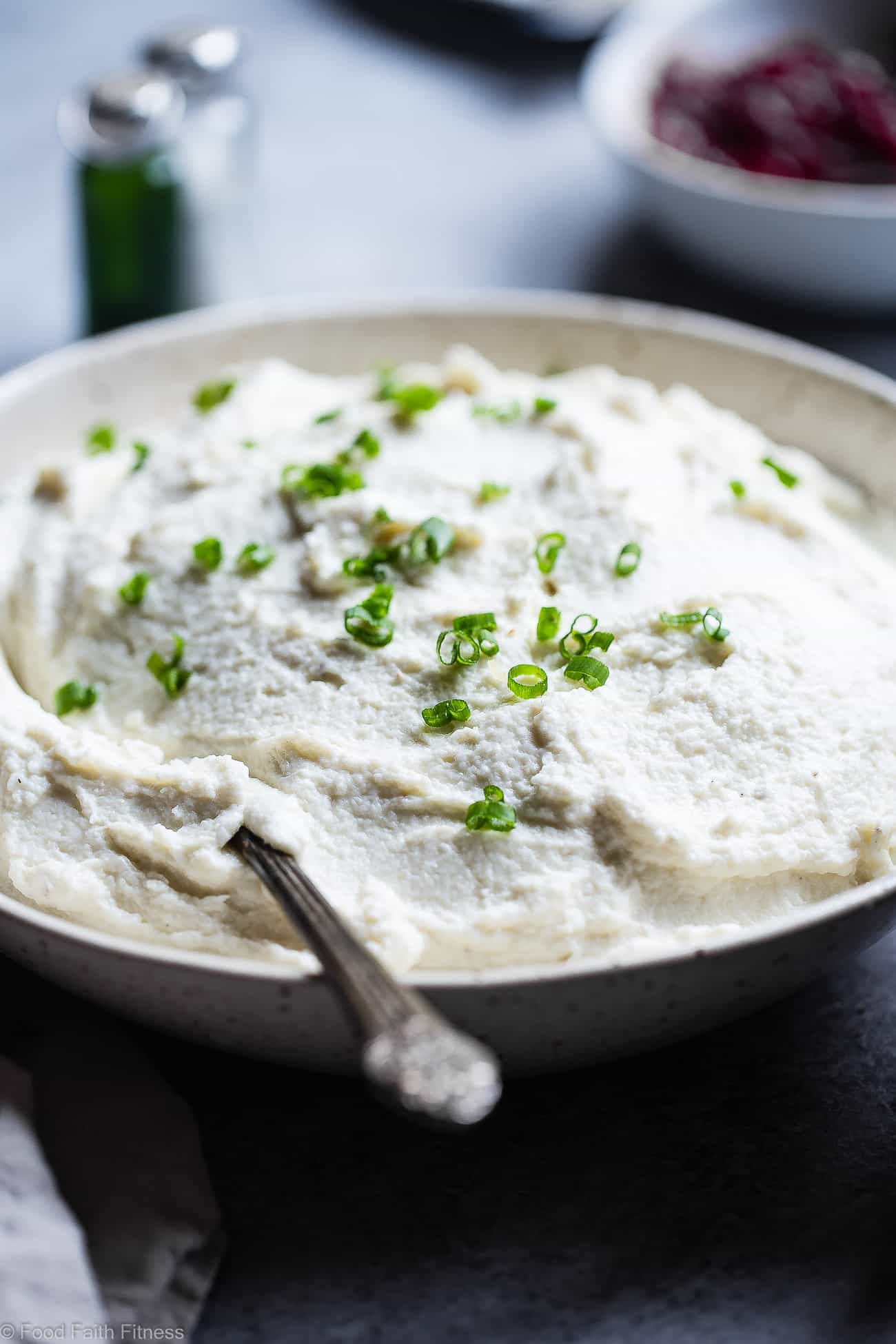 Healthy Garlic Mashed Cauliflower Potatoes - These 4 ingredient, keto"potatoes" are a vegan, gluten free and low carb side dish! They're only 70 calories, 2 Smartpoints and are a great way to get kids to eat veggies! Perfect for Thanksgiving! | Foodfaithfitness.com | @FoodFaithFit
