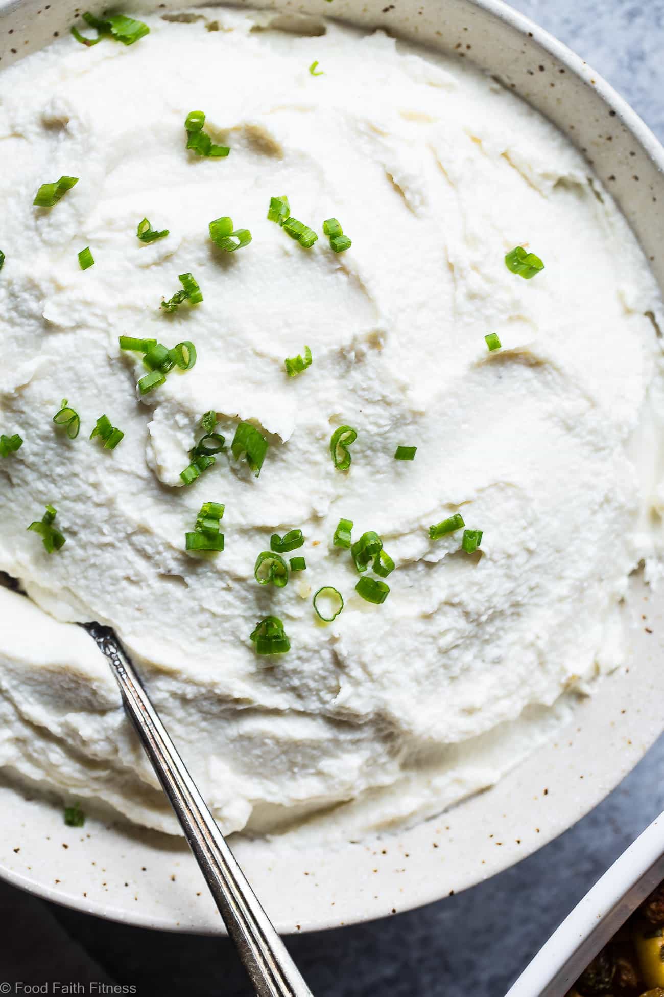 Healthy Garlic Mashed Cauliflower Potatoes - These 4 ingredient, keto"potatoes" are a vegan, gluten free and low carb side dish! They're only 70 calories, 2 Smartpoints and are a great way to get kids to eat veggies! Perfect for Thanksgiving! | Foodfaithfitness.com | @FoodFaithFit