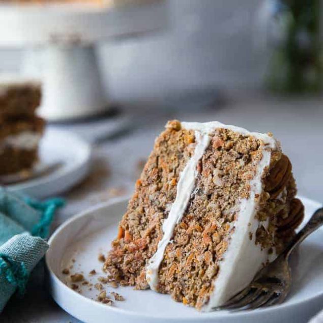 Low Carb Sugar Free Carrot Cake - this healthy, sugar free carrot cake is SO moist and tender, you'll never know it's gluten, oil and butter free, made with Greek yogurt, only 170 calories and 5 WW Freestyle points! Perfect for Easter! | #Foodfaithfitness | #Lowcarb #sugarfree #glutenfree #carrotcake #easter