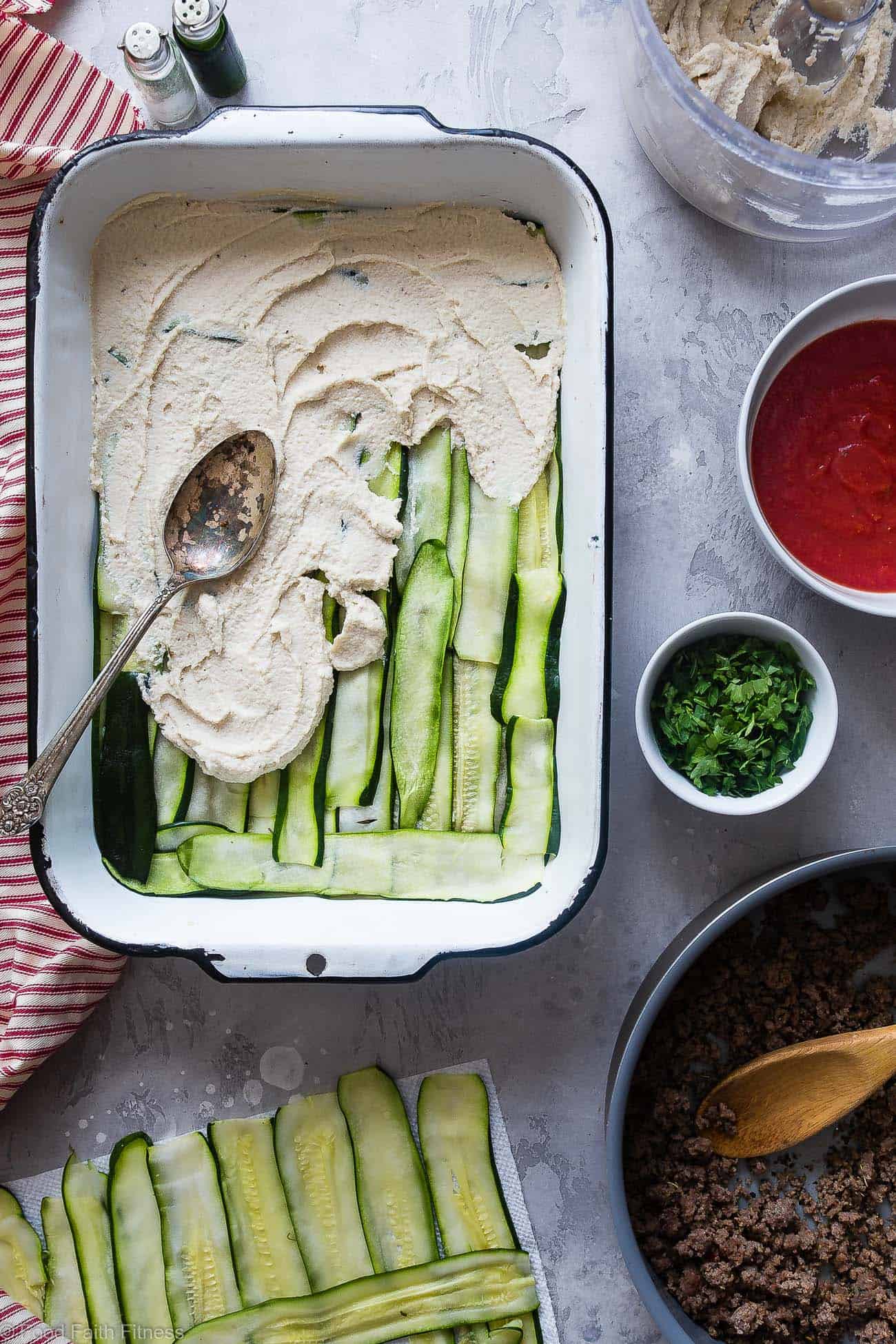Low Carb Paleo Zucchini Lasagna - You will never know this family-pleasing lasagna is gluten/grain/dairy free, low carb and whole30 compliant! Not even the pickiest eaters will miss the cheese and pasta! | #Foodfaithfitness | #Paleo #whole30 #lowcarb #lasagna #glutenfree