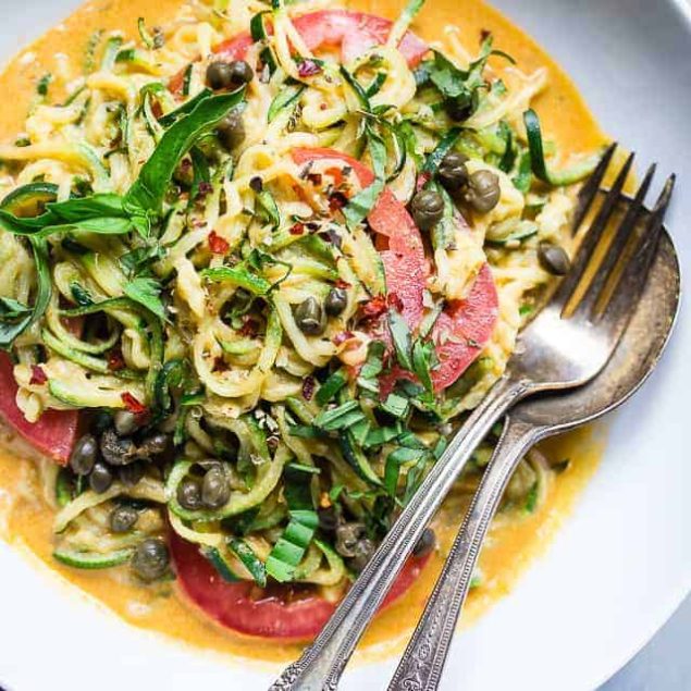 5 Minute Cheesy Zucchetti Bowl - A healthy, gluten free and low carb lunch or dinner! A vegan and whole30 friendly meal, packed with veggies and fiber that is under 400 calories! | #Foodfaithfitness | #Vegan #Paleo #Glutenfree #Healthy #Spiralized