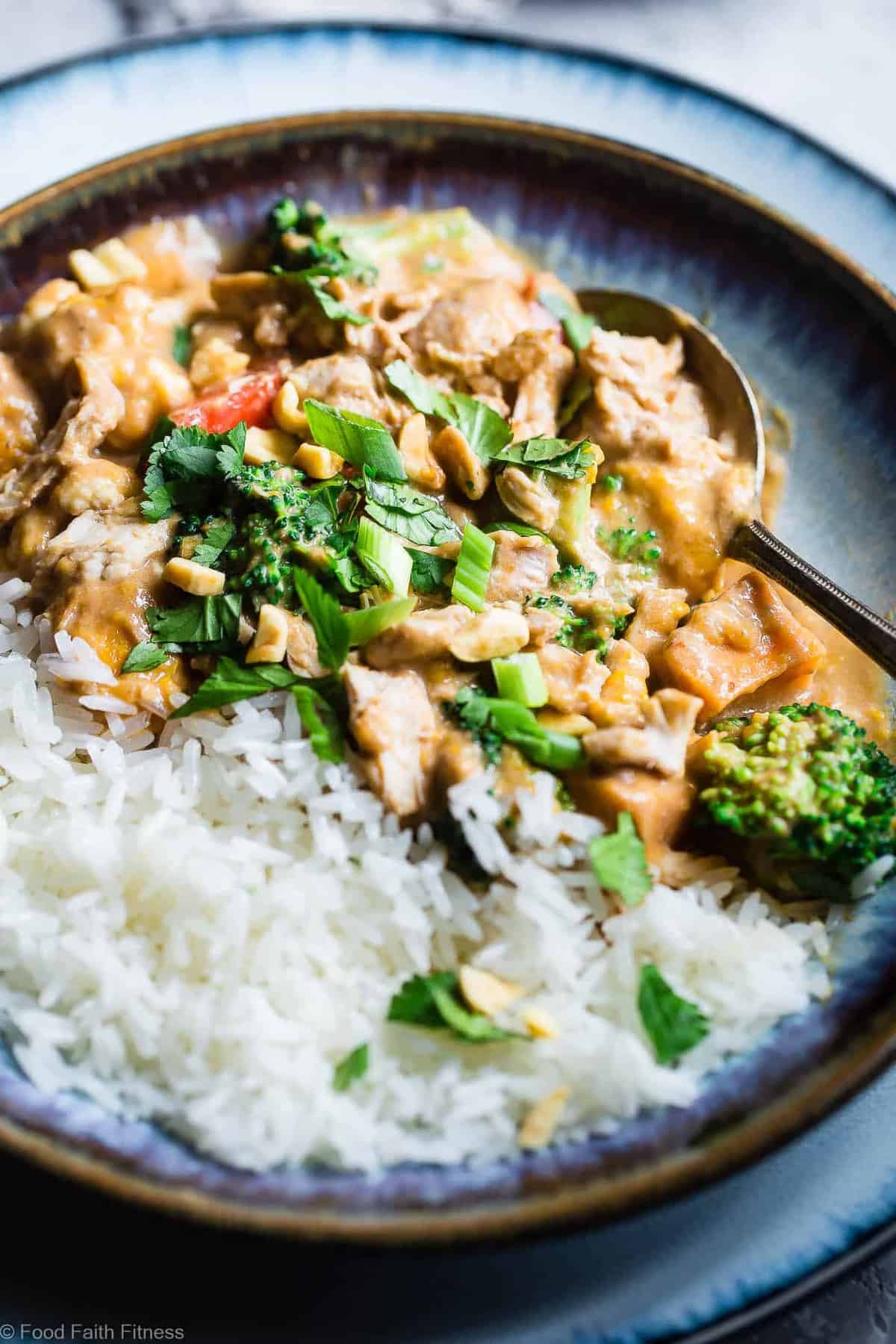 Easy Crockpot Thai peanut butter chicken curry - a slow stove makes all work in this easy dinner for a family that is for a family that is without gluten and dairy products, and packed protein. Also great for food preparation! | #Foodfaithfitness | #Glutenfree #dairfree #slowcooker #crockpot #healthy