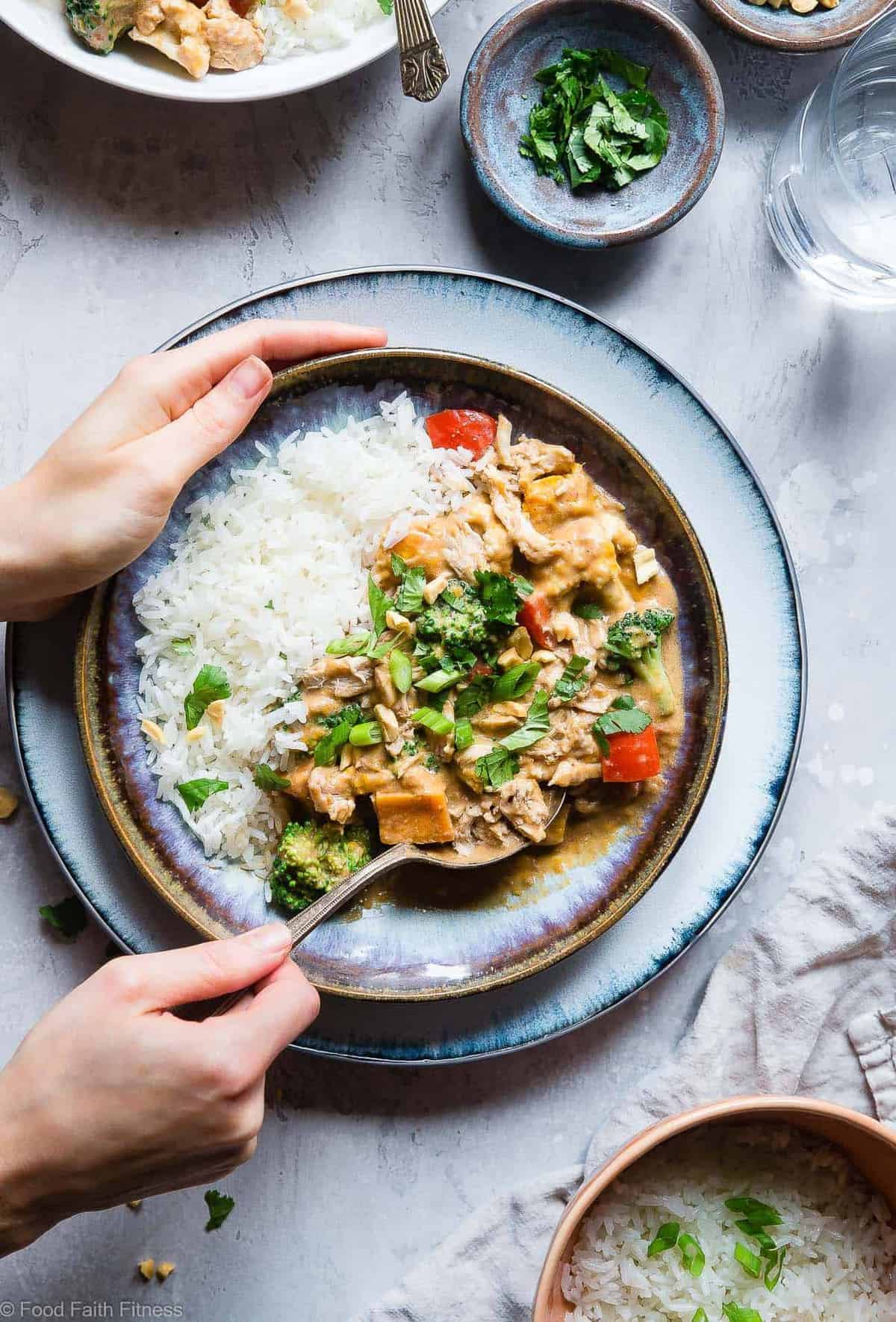 Easy Crockpot Thai peanut butter chicken curry - a slow stove makes all work in this easy dinner for a family that is for a family that is without gluten and dairy products, and packed protein. Also great for food preparation! | #Foodfaithfitness | #Glutenfree #dairfree #slowcooker #crockpot #healthy