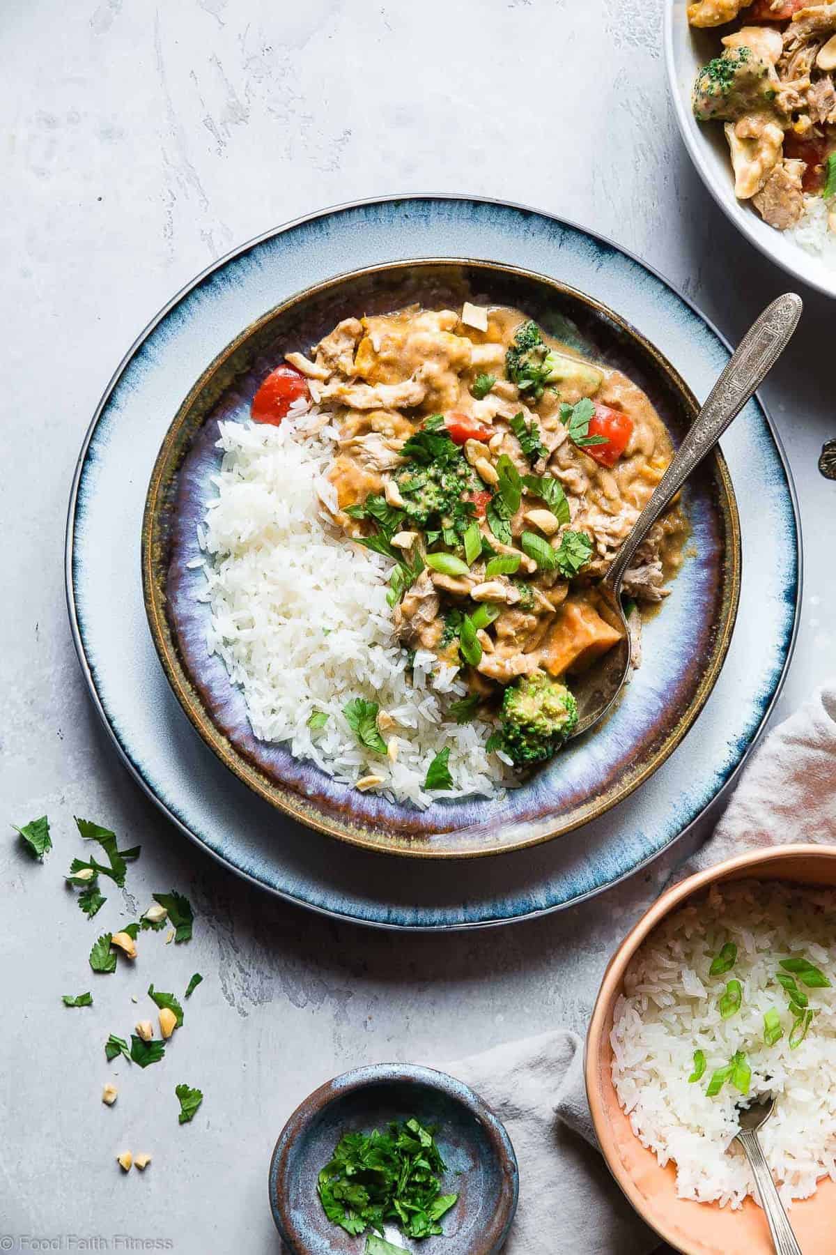 Easy Crockpot Thai peanut butter chicken curry - a slow stove makes all work in this easy dinner for a family that is for a family that is without gluten and dairy products, and packed protein. Also great for food preparation! | #Foodfaithfitness | #Glutenfree #dairfree #slowcooker #crockpot #healthy