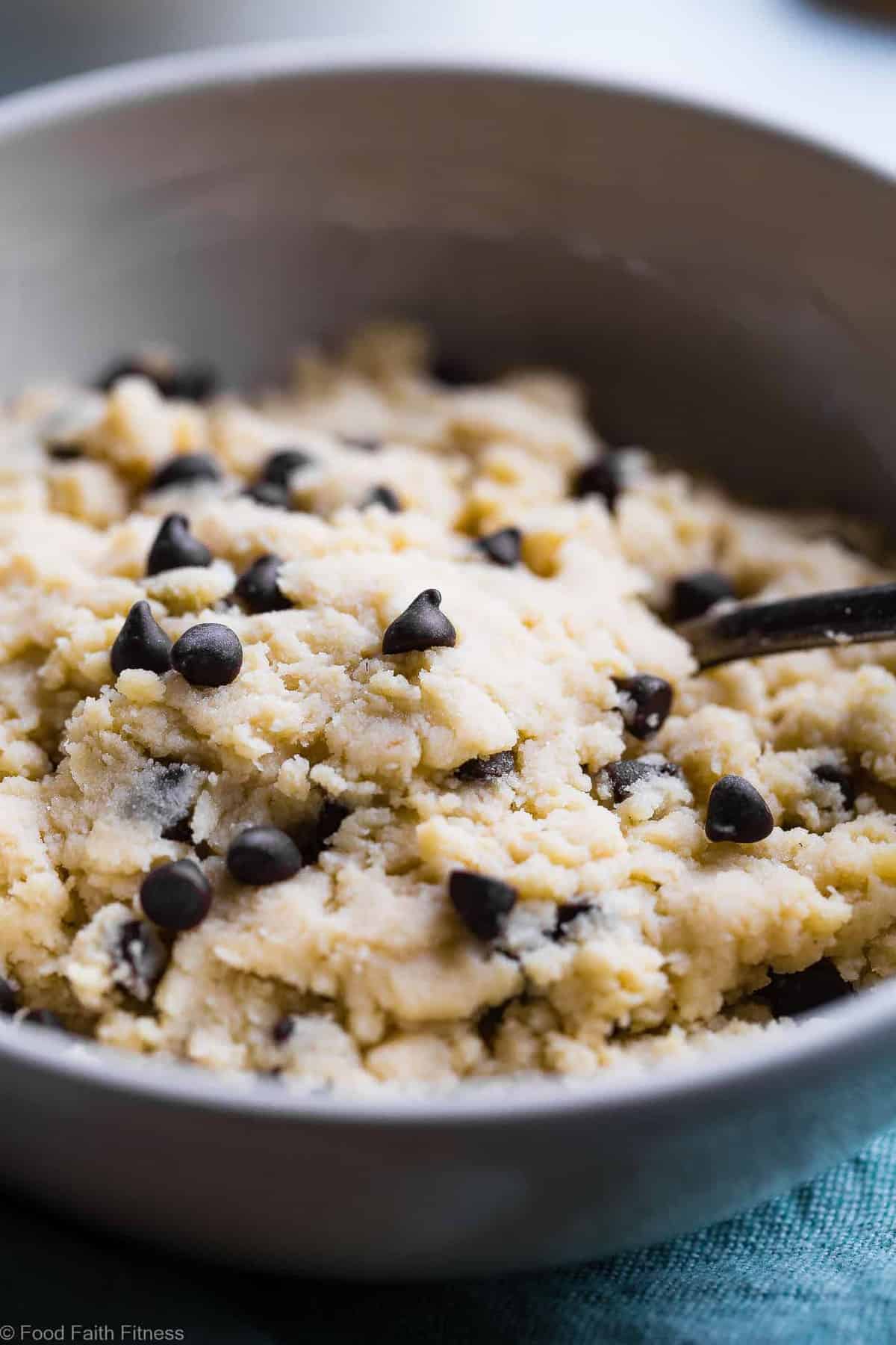 Healthy Protein Powder Cookie Dough - This 5 ingredient healthy, edible cookie dough is gluten free, paleo/vegan friendly and ready in 5 minutes! It packs 20g of protein and only 200 calories so you can eat the whole bowl! | #Foodfaithfitness | #Glutenfree #Healthy #Paleo #Vegan #Snack