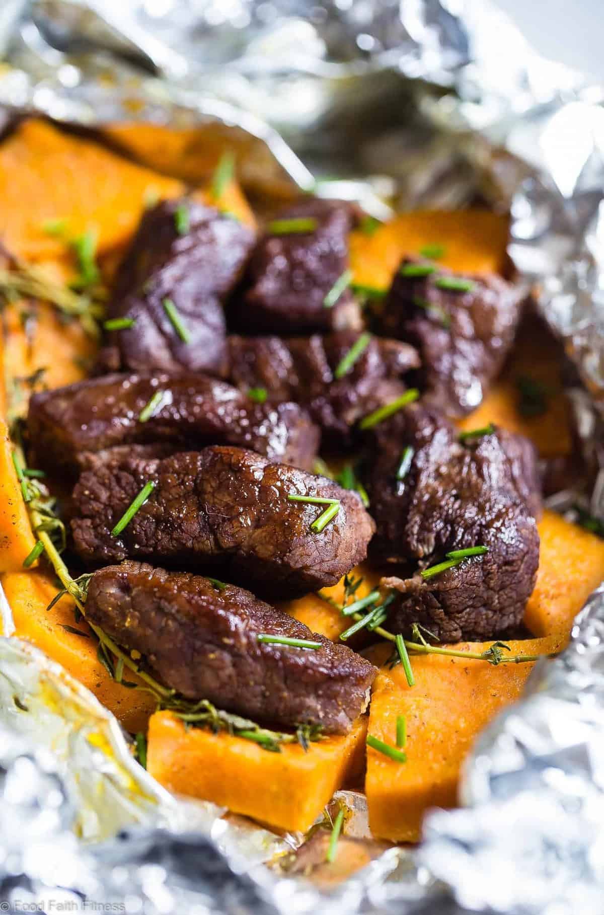 Garlic Steak and Potato Foil Packets - These EASY Steak Foil Packets are an easy, healthy and whole30 approved summer dinner with only 6 ingredients and 300 calories! Sure to please even the pickiest of eaters! | #Foodfaithfitness | #Glutenfree #Paleo #Whole30 #Grilling #Dairyfree
