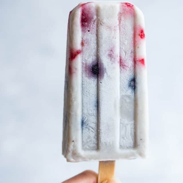 Dairy Free Paleo Banana Pudding Pops - These easy, healthy homemade pudding pops are perfect for the Fourth of July or anytime in the Summer! SO easy and gluten free and paleo/vegan friendly! Kids and adults will LOVE these! | #Foodfaithfitness | #Glutenfree #Healthy #Paleo #Vegan #July4th