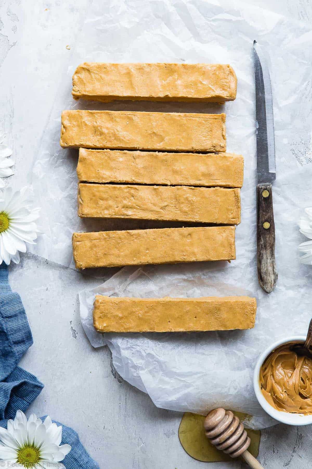 Homemade Perfect Bars - This homemade Perfect Bar Recipe tastes exactly like the store bought version, and is only 5 ingredients and so easy to make! Gluten free and healthy with a paleo option! | #Foodfaithfitness | #Glutenfree #Paleo #Healthy #Dairyfree #Snacks