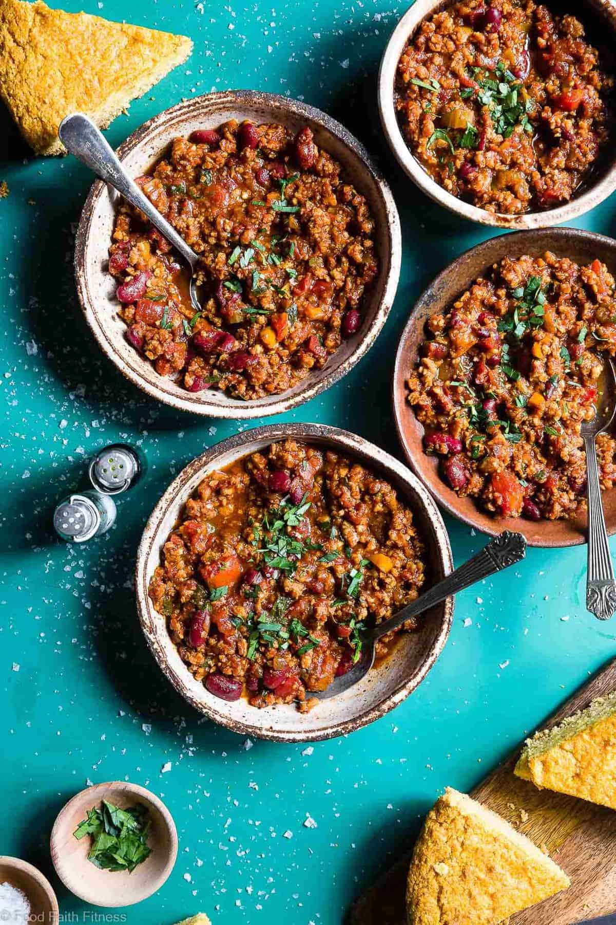 Instant Pot Meatless Vegan Chili -  You will NEVER believe that this is a vegetarian chili recipe! It's a healthy, gluten free weeknight meal that is ready in only 30 minutes! Even meat-eaters are going to LOVE this recipe! | #Foodfaithfitness | #Vegan #Vegetarian #Chili #Instantpot #healthy