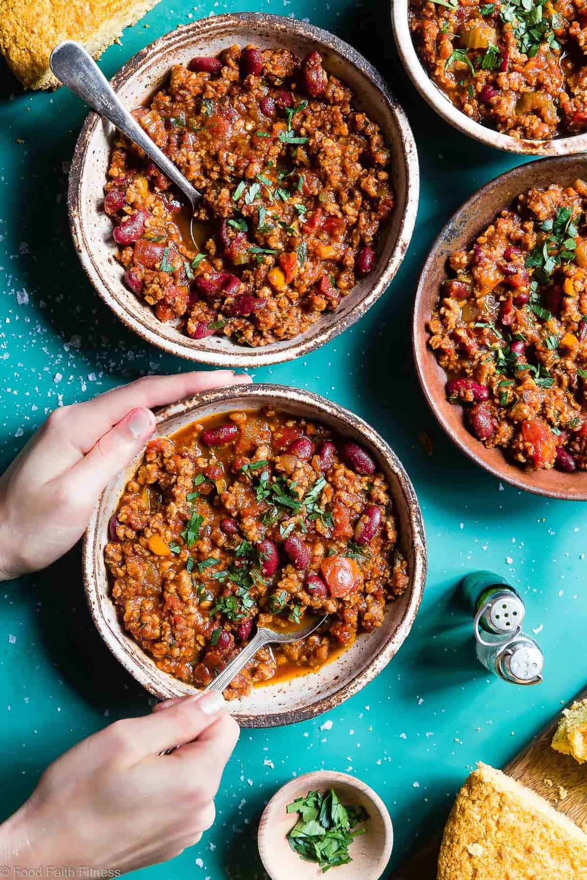 Instant Pot Meatless Easy Vegan Chili Recipe -  You will NEVER believe that this is a homemade vegetarian chili recipe! It's a healthy, gluten free weeknight meal that is ready in only 30 minutes! Even meat-eaters are going to LOVE this recipe! | #Foodfaithfitness | #Vegan #Vegetarian #Chili #Instantpot #healthy