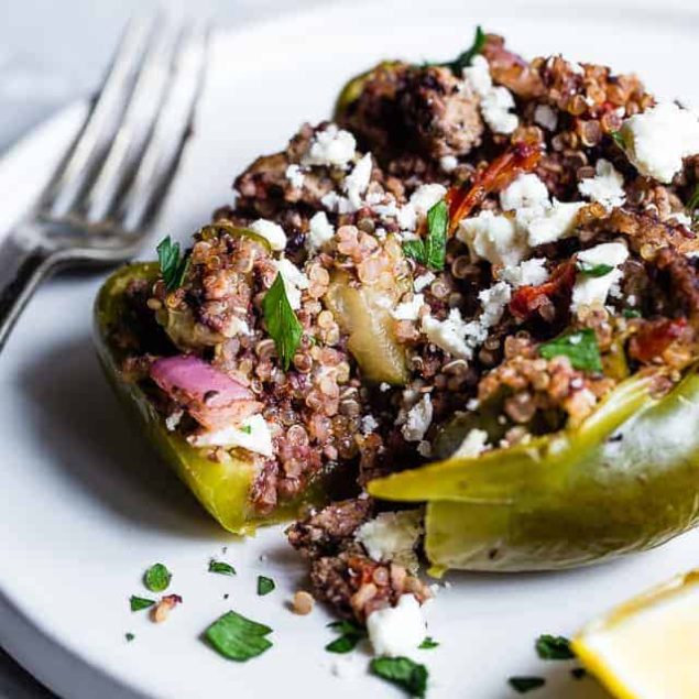 Greek Healthy Turkey Quinoa Stuffed Bell Peppers - These Turkey Quinoa Stuffed Bell Peppers are an easy, crowd-pleasing, weeknight dinner packed with Greek flavors! Healthy, gluten free, dairy free and SO delicious! | #Foodfaithfitness | #Glutenfree #Healthy #Quinoa #Dairyfree #Dinner