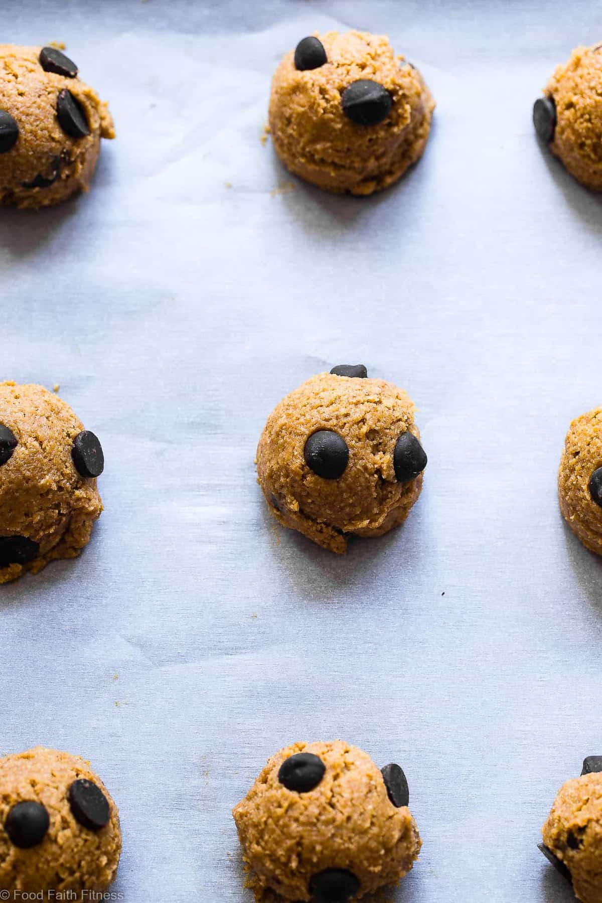 Pumpkin Spice Eggless Chocolate Chip Cookies - These are the best pumpkin Chocolate Chip Cookies! Crispy on the outside, chewy on the inside and have a punch of pumpkin spice! Gluten/dairy/egg free, vegan friendly and only 124 calories! | #Foodfaithfitness | #Glutenfree #Vegan #Dairyfree #Eggfree #Pumpkinspice Pumpkin Spice Eggless Chocolate Chip Cookies Recipe - These are the best pumpkin Chocolate Chip Cookies! Crispy on the outside, chewy on the inside and have a punch of pumpkin spice! Gluten/dairy/egg free, vegan friendly and only 124 calories! | #Foodfaithfitness | #Glutenfree #Vegan #Dairyfree #Eggfree #Pumpkinspice