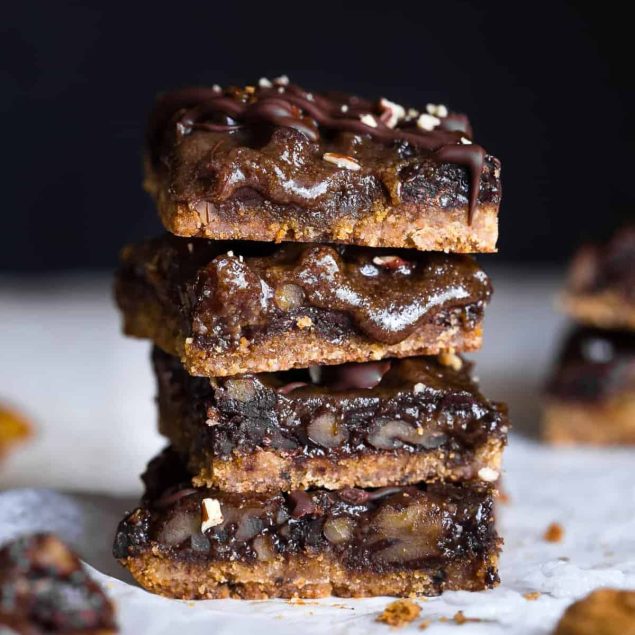 Gingersnap Chocolate Paleo Magic Cookie bars - These OOEY GOOEY, gluten free and vegan magic bars have spicy-sweet, cozy festive flavor and are SO easy to make! Perfect for a healthy, dairy free holiday treat! | #Foodfaithfitness | #Glutenfree #Vegan #Paleo #Dairyfree #Eggfree