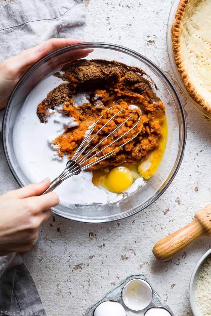 The BEST Paleo Low Carb Sugar Free Pumpkin Pie - This paleo friendly, low sugar pumpkin pie recipe is SO delicious, you will never know it's dairy and gluten free and only 200 calories a slice! Everyone will want this recipe! | #Foodfaithfitness