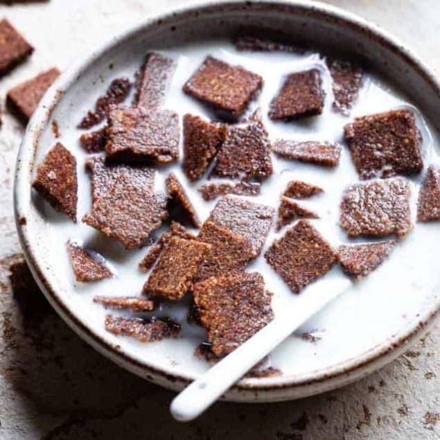 Cinnamon Homemade Keto Low Carb Cereal - This easy, paleo friendly Homemade Cereal tastes like cinnamon toast crunch but its gluten/grain/dairy/sugar free and healthy! Only 6 ingredients too! | #Foodfaithfitness | #Glutenfree #paleo #keto #lowcarb #sugarfree