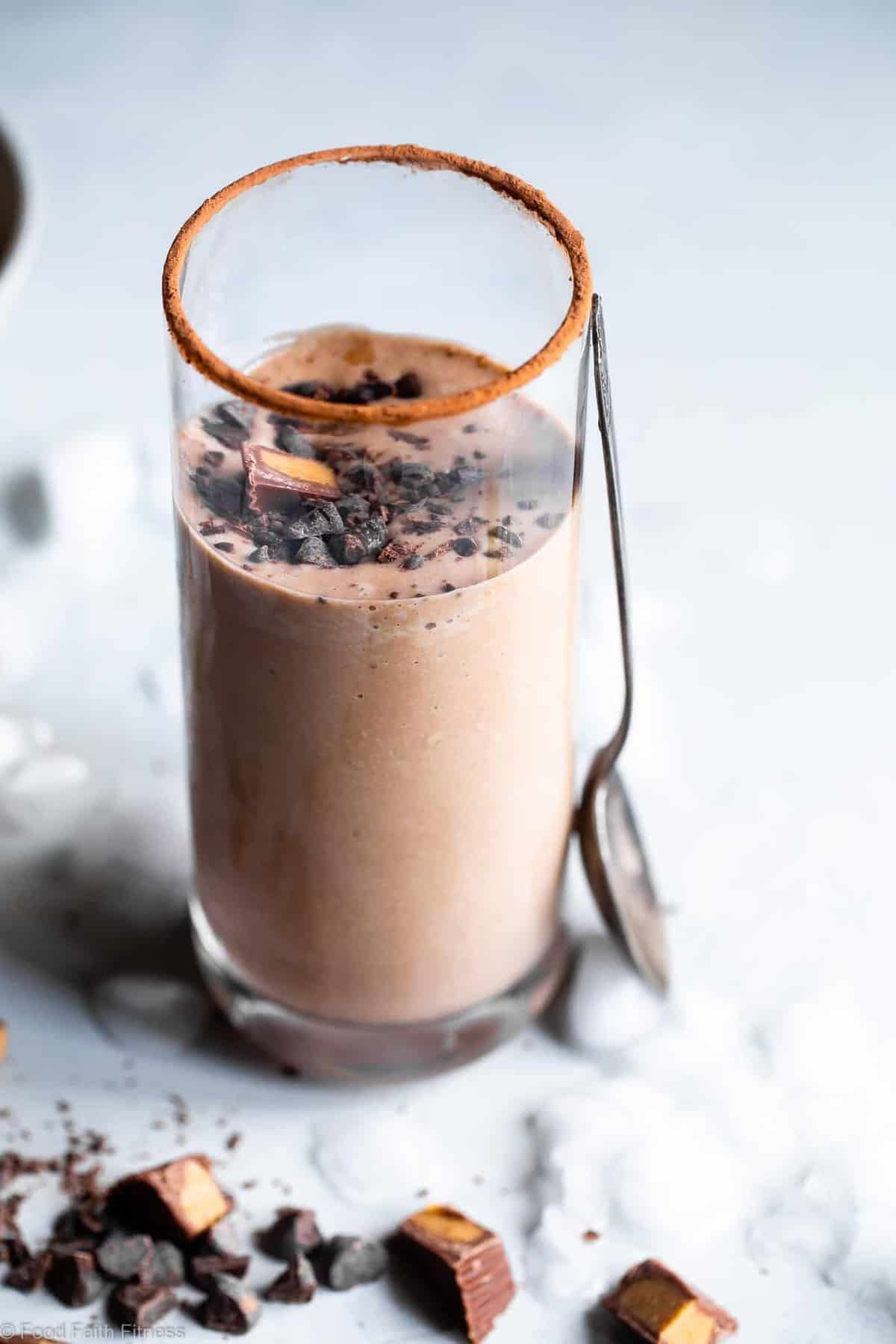 Peanut Butter Chocolate Keto Low Carb Smoothie - An EASY 5 ingredient breakfast that tastes like a peanut butter cup! It's Gluten/dairy/sugar free, paleo friendly, SO creamy and packed with plant based protein too! | #Foodfaithfitness | #Glutenfree #paleo #keto #lowcarb #sugarfree keto smoothie in a glass with a chocolate rim