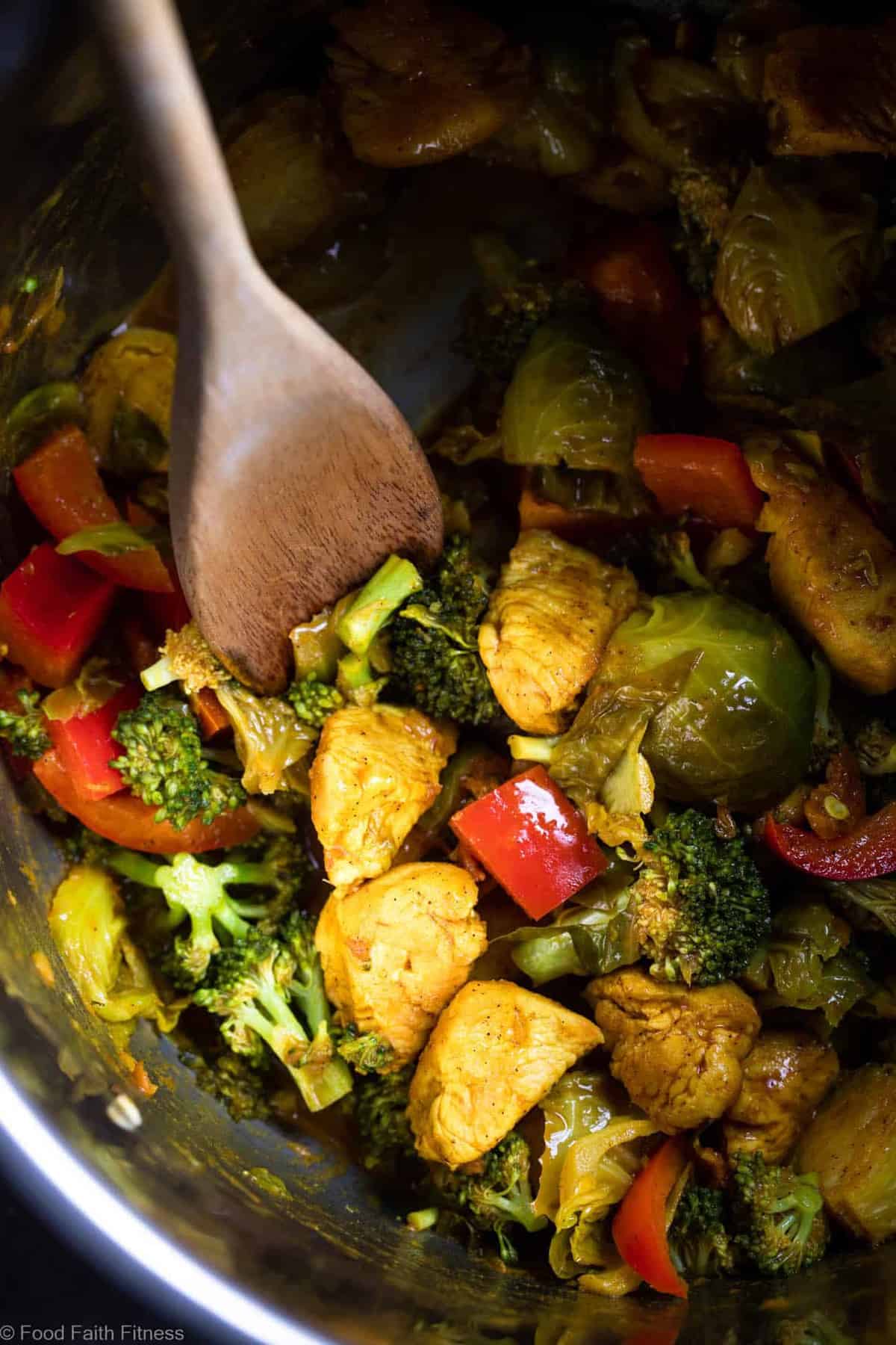 Keto Instant Pot Turmeric Chicken and Vegetables -  a 300 calorie, easy, quick and healthy meal with bold flavor and anti-inflammatory properties! It's paleo friendly, whole30 and low carb too! | #Foodfaithfitness | #Paleo #Whole30 #Lowcarb #Glutenfree #Instant Pot