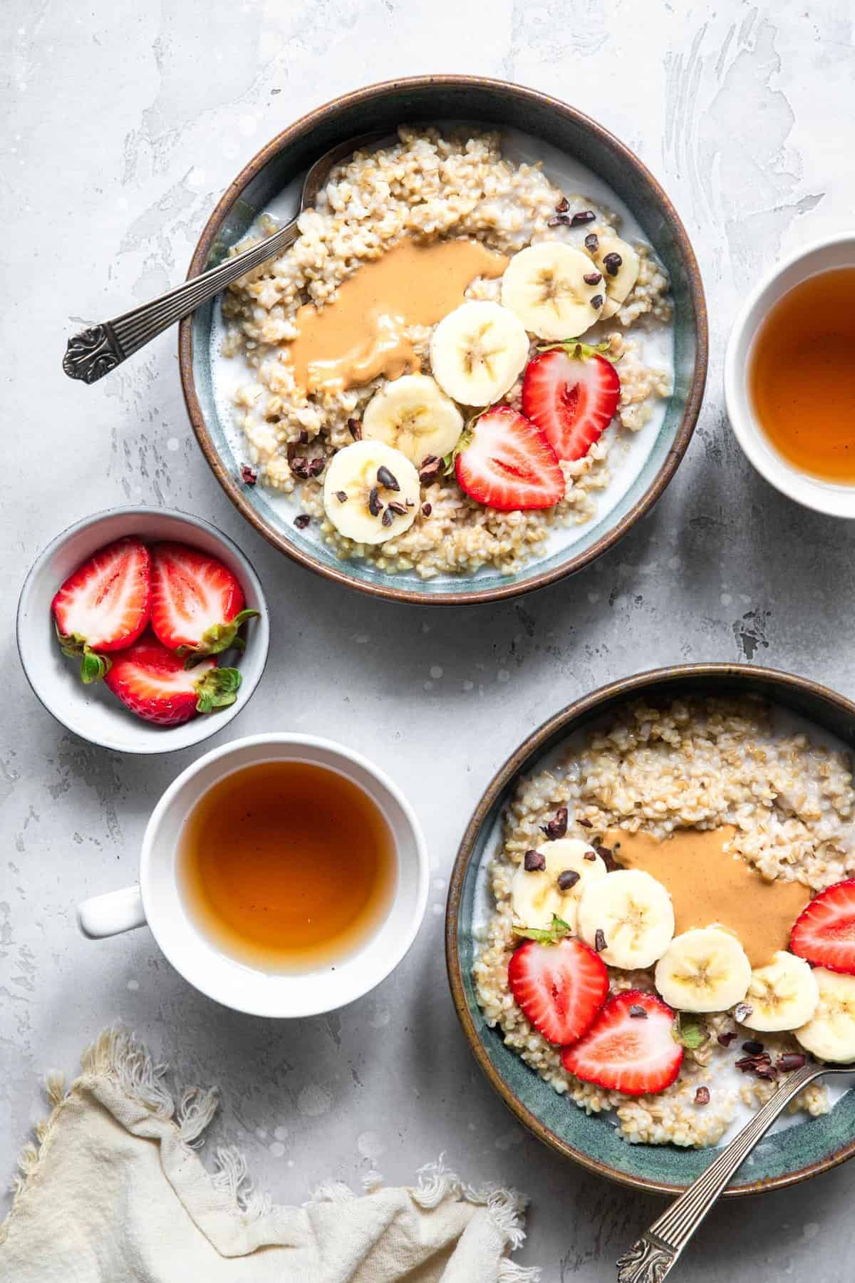 Instant Pot Steel Cut Oats - a quick, simple breakfast that are only 2 ingredients! Naturally gluten free, vegan, healthy and SO filling! Great for meal prep too! | #Foodfaithfitness | #Glutenfree #vegan #healthy #sugarfree #dairyfree #Instantpot overhead photo of 2 bowls of instant pot steel cut oats