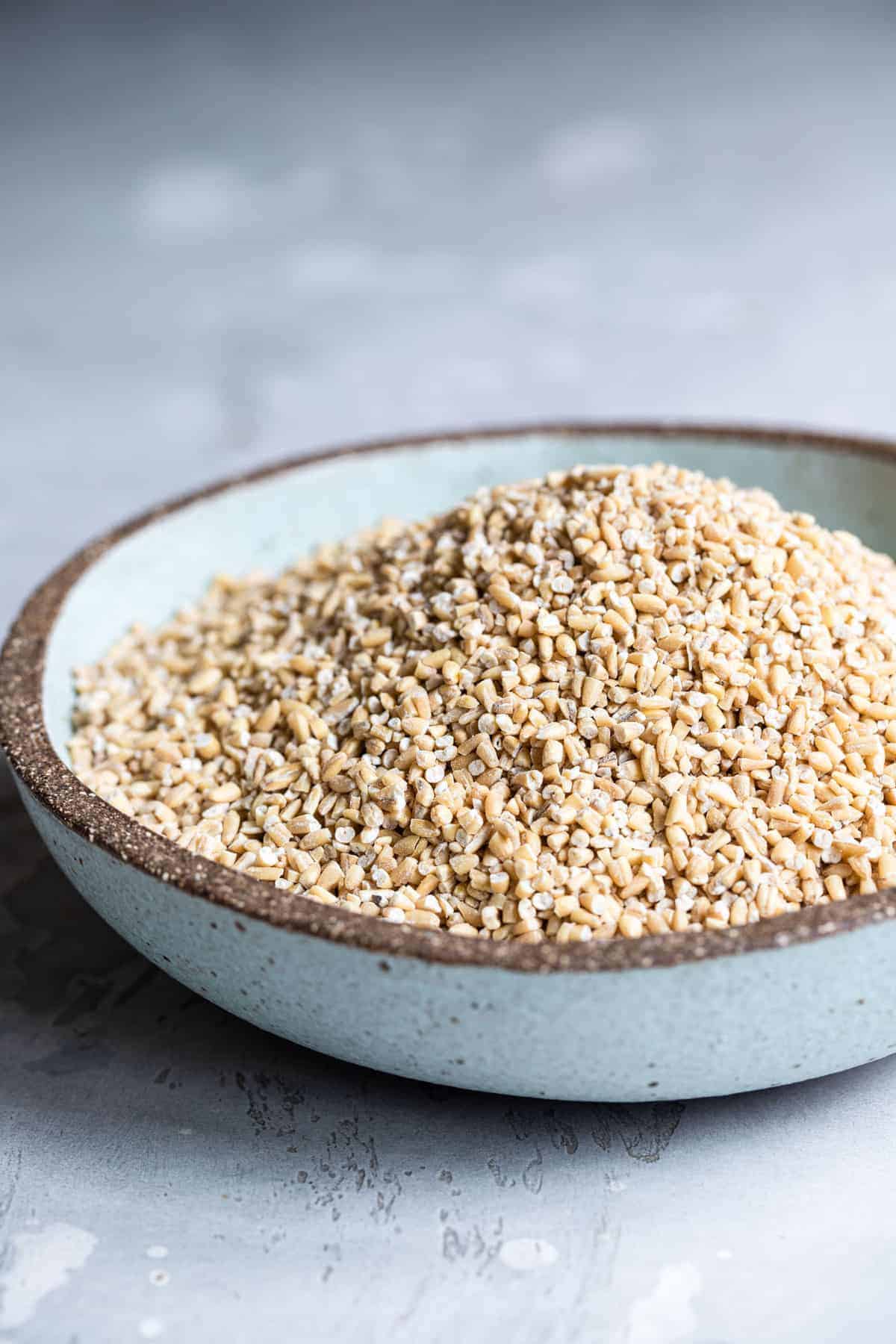 Instant Pot Steel Cut Oats - a quick, simple breakfast that are only 2 ingredients! Naturally gluten free, vegan, healthy and SO filling! Great for meal prep too! | #Foodfaithfitness | #Glutenfree #vegan #healthy #sugarfree #dairyfree #Instantpot Steel cut oats in a bowl