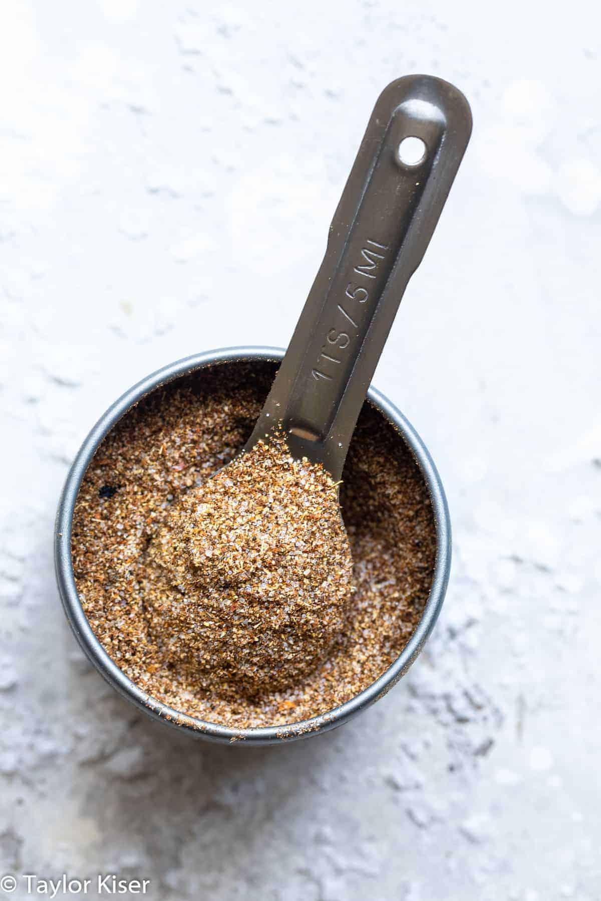 Easy Homemade Fajita Seasoning Recipe - This will be your new go-to! Made with simple ingredients, gluten free, vegan and better and healthier than store bought! | #Foodfaithfitness | #Vegan #glutenfree #healthy #dairyfree #mexican DIY fajita seasoning in a spice container