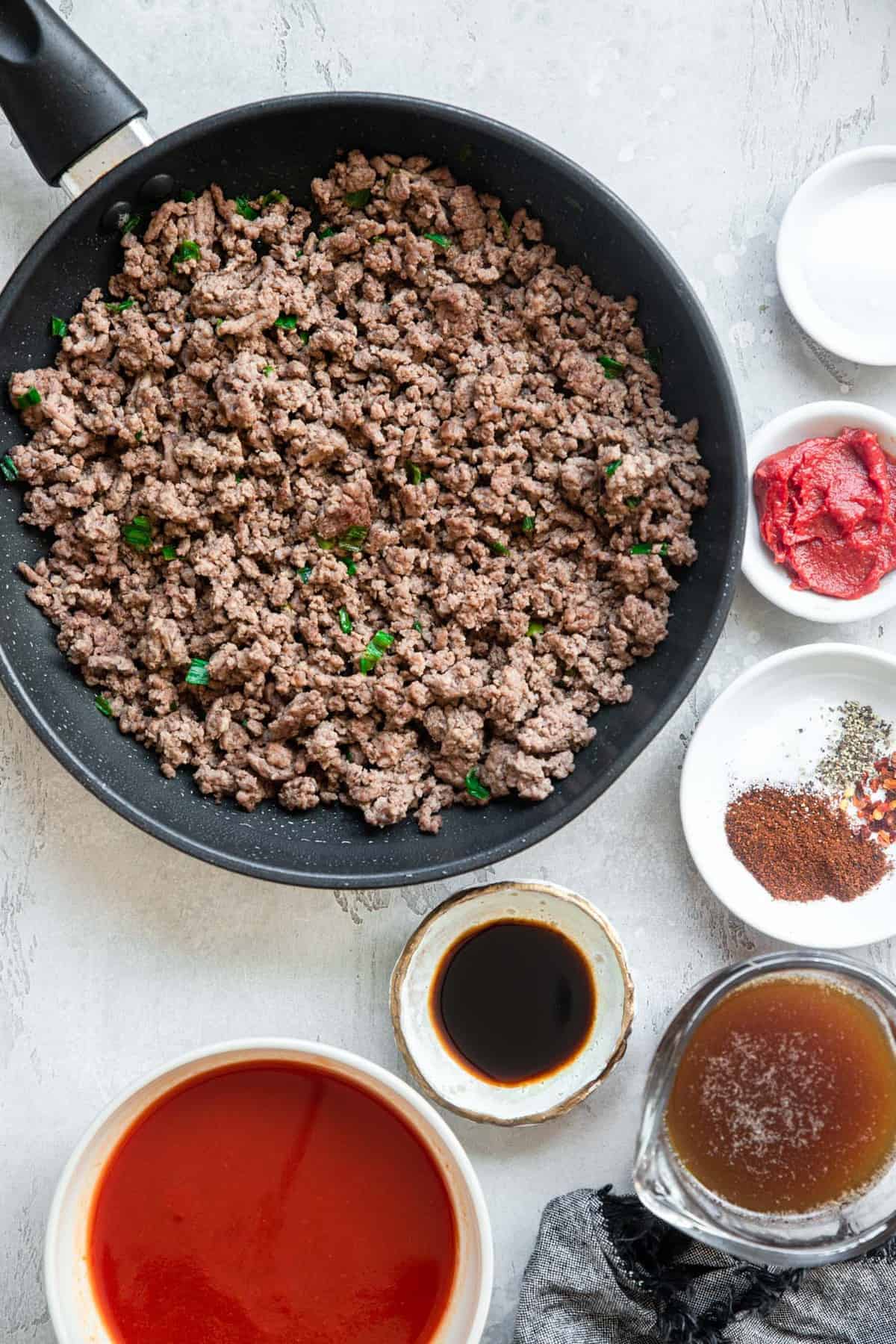 Low Carb Keto Sloppy Joes - An easy, weeknight meal that even picky eaters will love! Naturally low in carbs, healthy, under 300 calories and delicious! | #Foodfaithfitness | #Glutenfree #keto #lowcarb #sugarfree #healthy Ingredients to make Low Carb sloppy joes