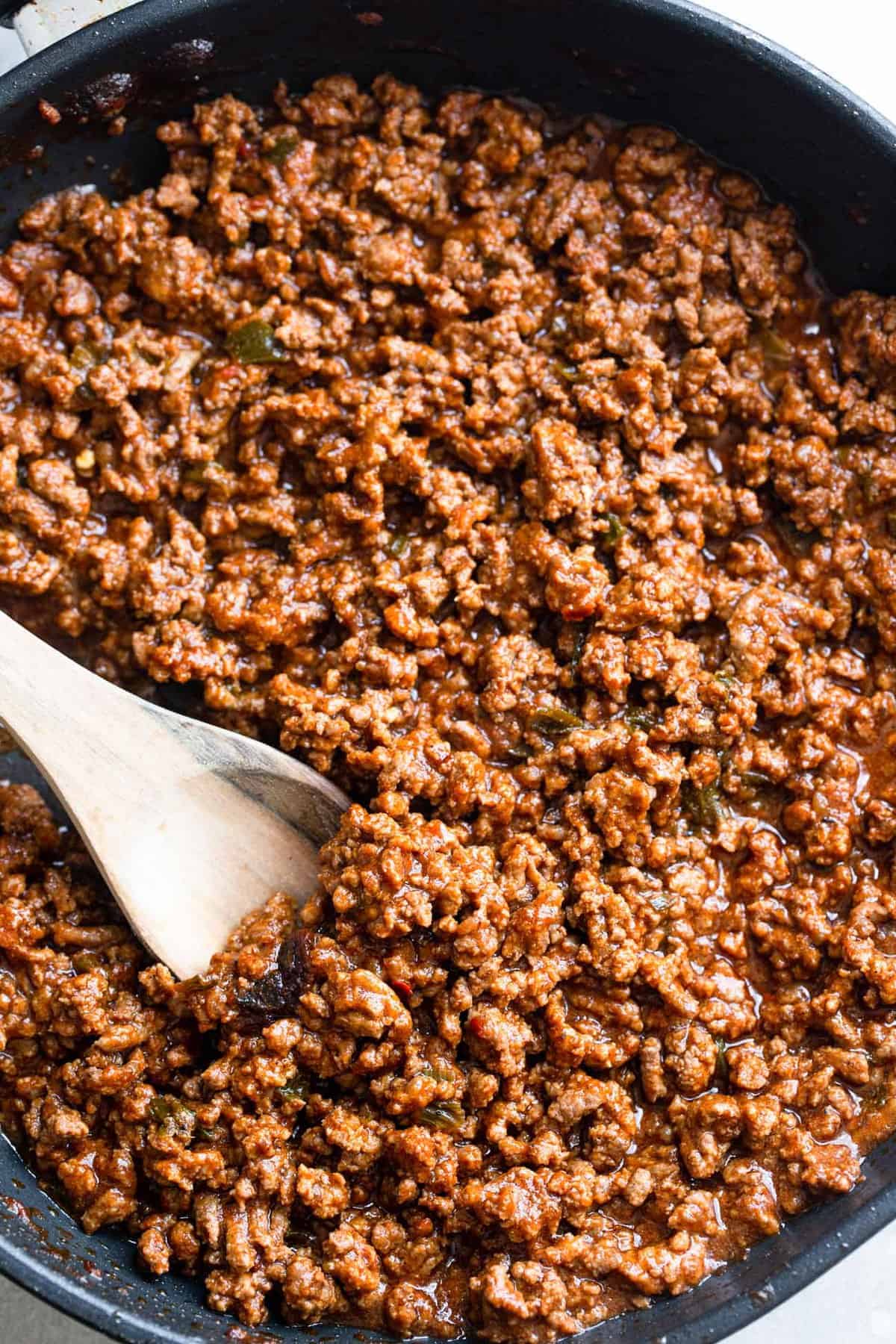 Low Carb Keto Sloppy Joes - An easy, weeknight meal that even picky eaters will love! Naturally low in carbs, healthy, under 300 calories and delicious! | #Foodfaithfitness | #Glutenfree #keto #lowcarb #sugarfree #healthy Close up of Keto sloppy joes in a pan