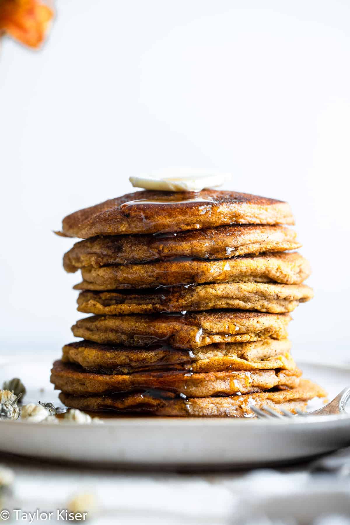 Whole Wheat Healthy Pumpkin Cakes - These dairy and egg free pancakes are light, fluffy and perect for fall! You will never believe they are better for you and so easy to make! | #Foodfaithfitness | #vegan #healthy #eggfree #dairyfree #wholewheat easy pumpkin pancakes