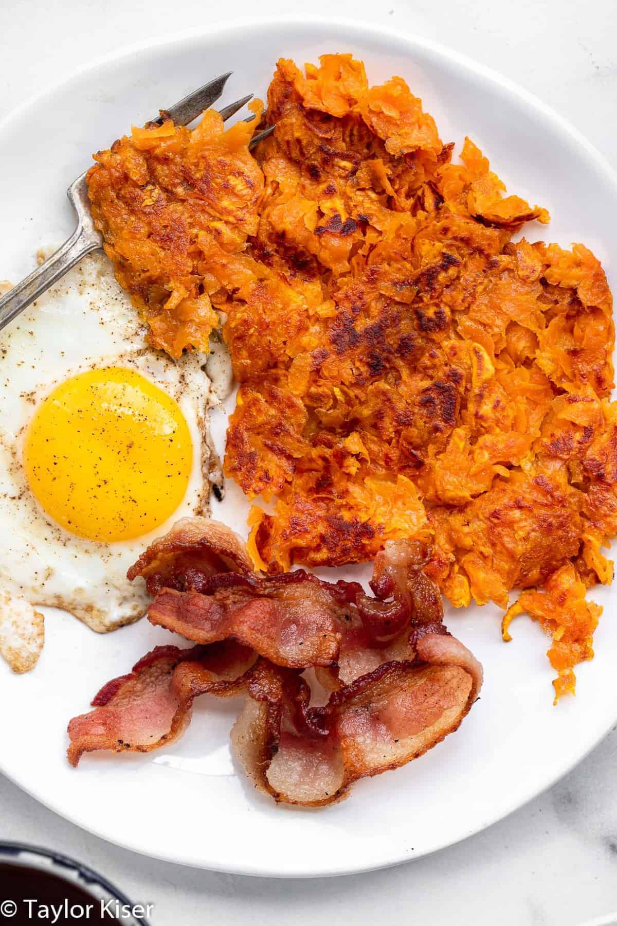 Easy Sweet Potato Hash Browns - These shredded Sweet Potato Hash Browns are easy and better than store bought! Naturally gluten free and healthy! Learn the secrets to making them crispy too! | #Foodfaithfitness | #glutenfree #paleo #healthy #whole30 #dairyfree sweet potato hash browns