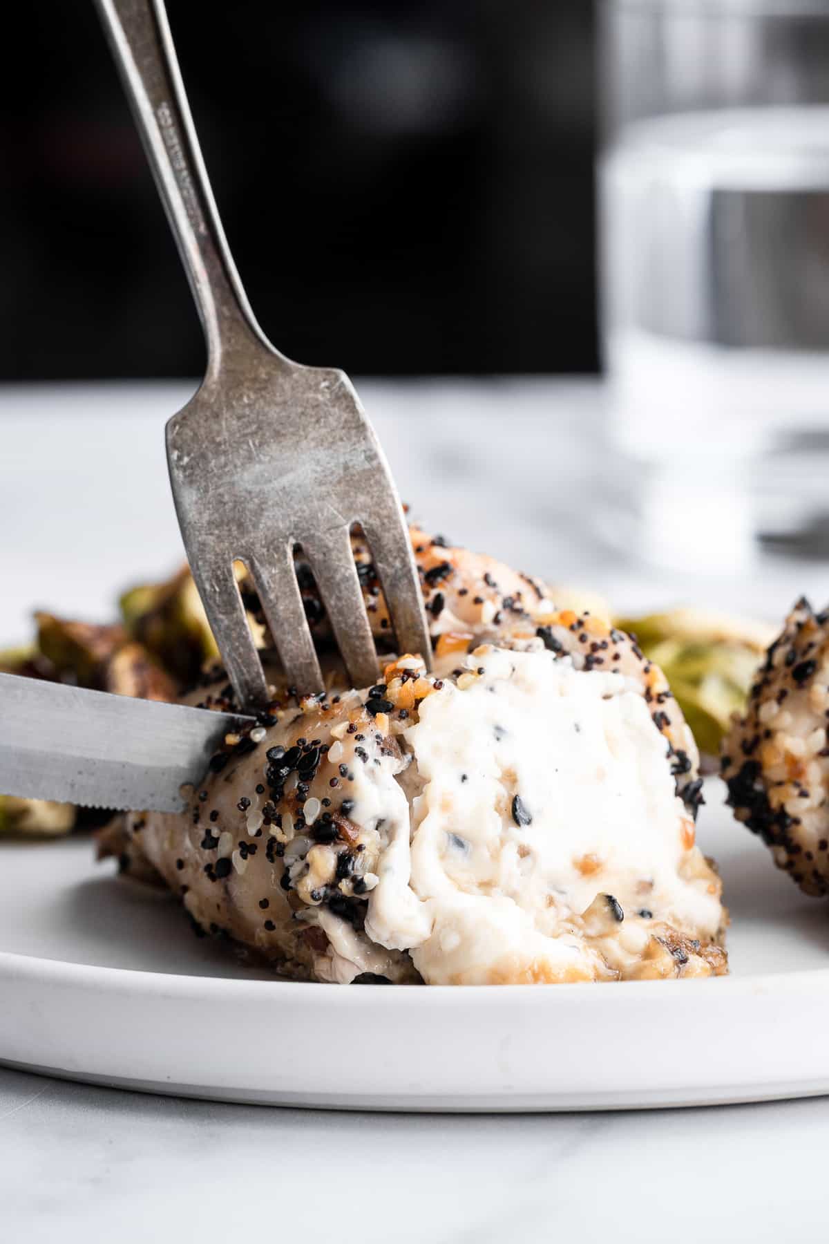 Everything Bagel Chicken - This Everything Bagel Chicken is stuffed with cream cheese for an easy, 4 ingredient meal that will please even picky eaters! Naturally gluten free, keto, low carb and delicious! | #Foodfaithfitness | #glutenfree #lowcarb #keto #healthy everything bagel chicken with a fork in it