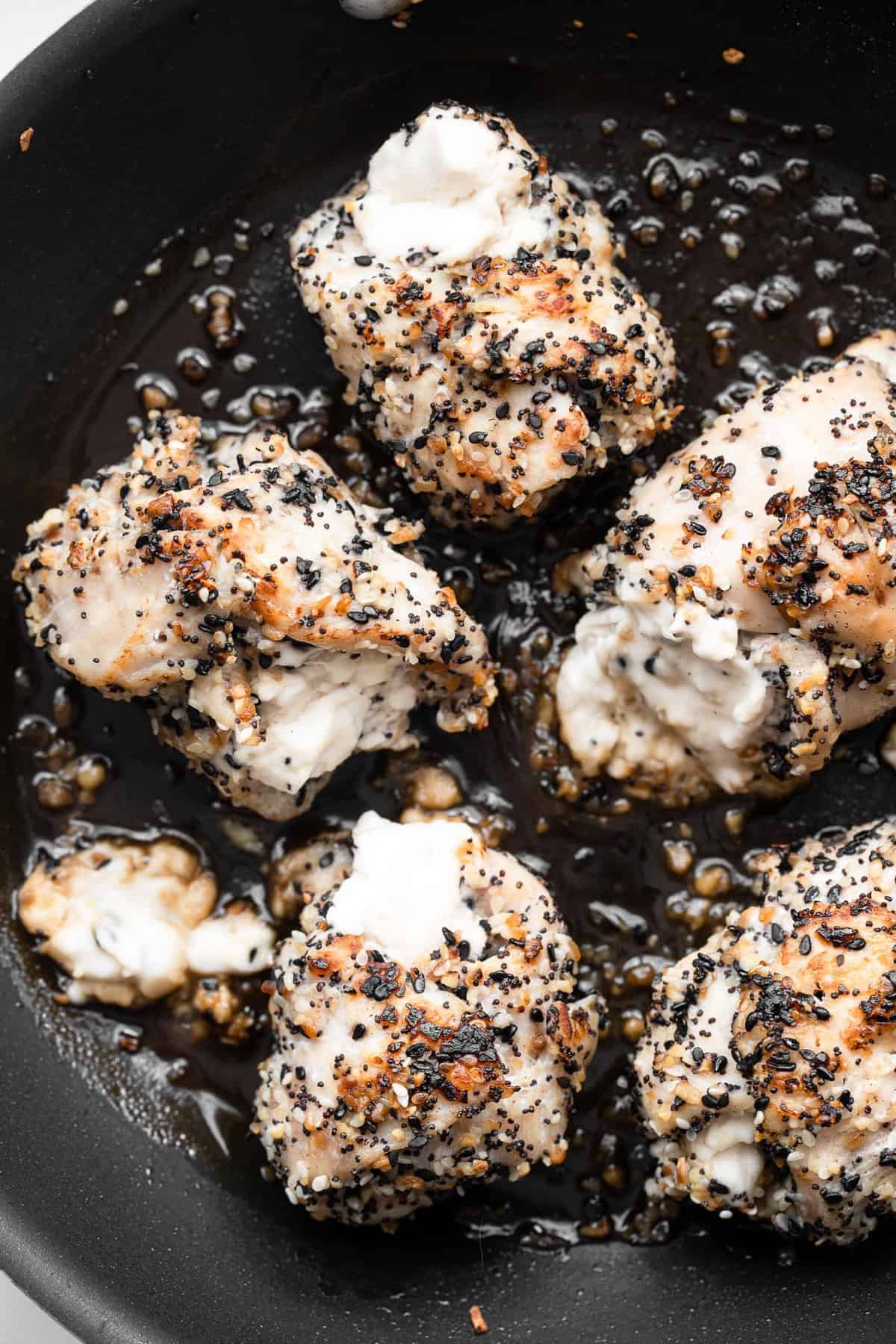 Everything Bagel Chicken - This Everything Bagel Chicken is stuffed with cream cheese for an easy, 4 ingredient meal that will please even picky eaters! Naturally gluten free, keto, low carb and delicious! | #Foodfaithfitness | #glutenfree #lowcarb #keto #healthy