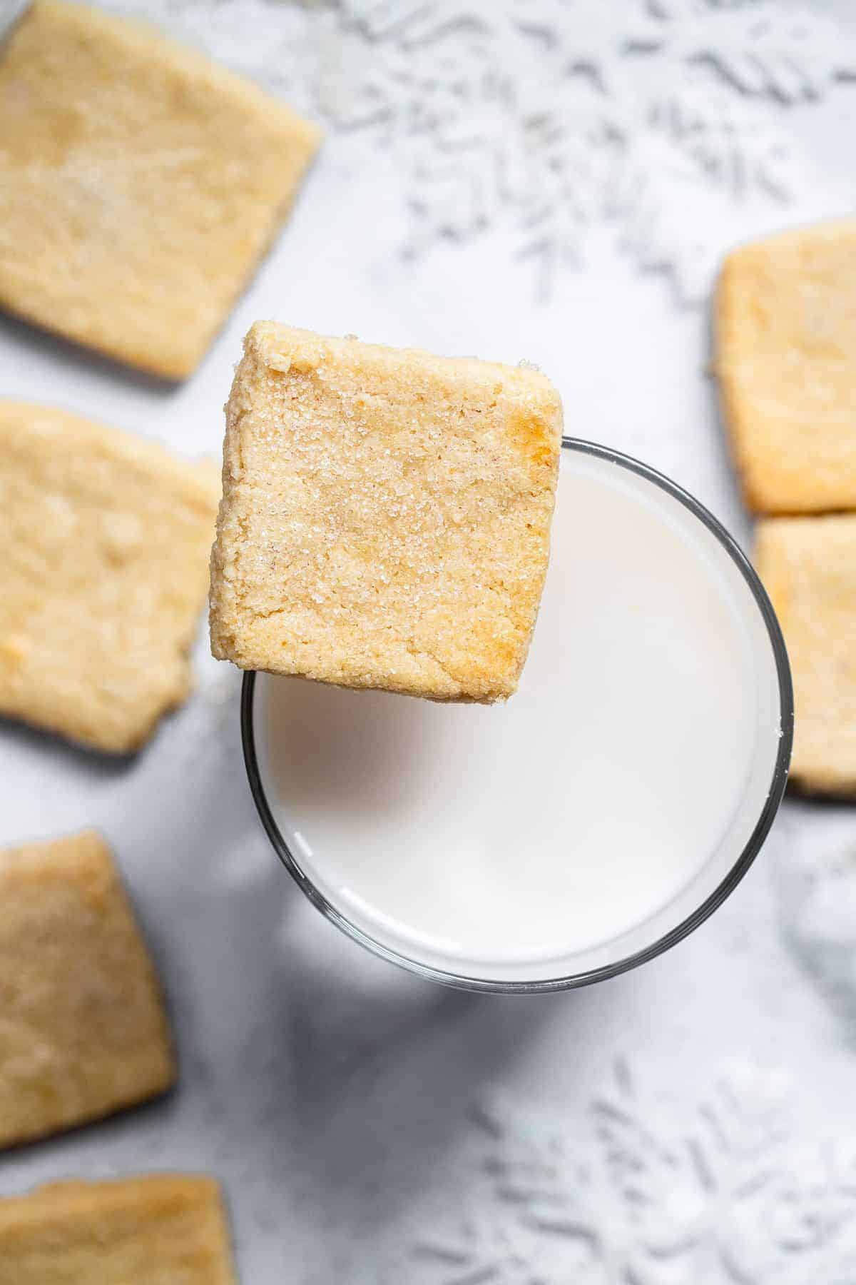 Gluten Free Almond Flour Shortbread Cookies - Only 6 simple ingredients and melt in your mouth! Naturally gluten free, delicious and perfect for the holidays! | #Foodfaithfitness | #Glutenfree #christmas #shortbread #healthy almond cookies with almond flour with a glass of mil
