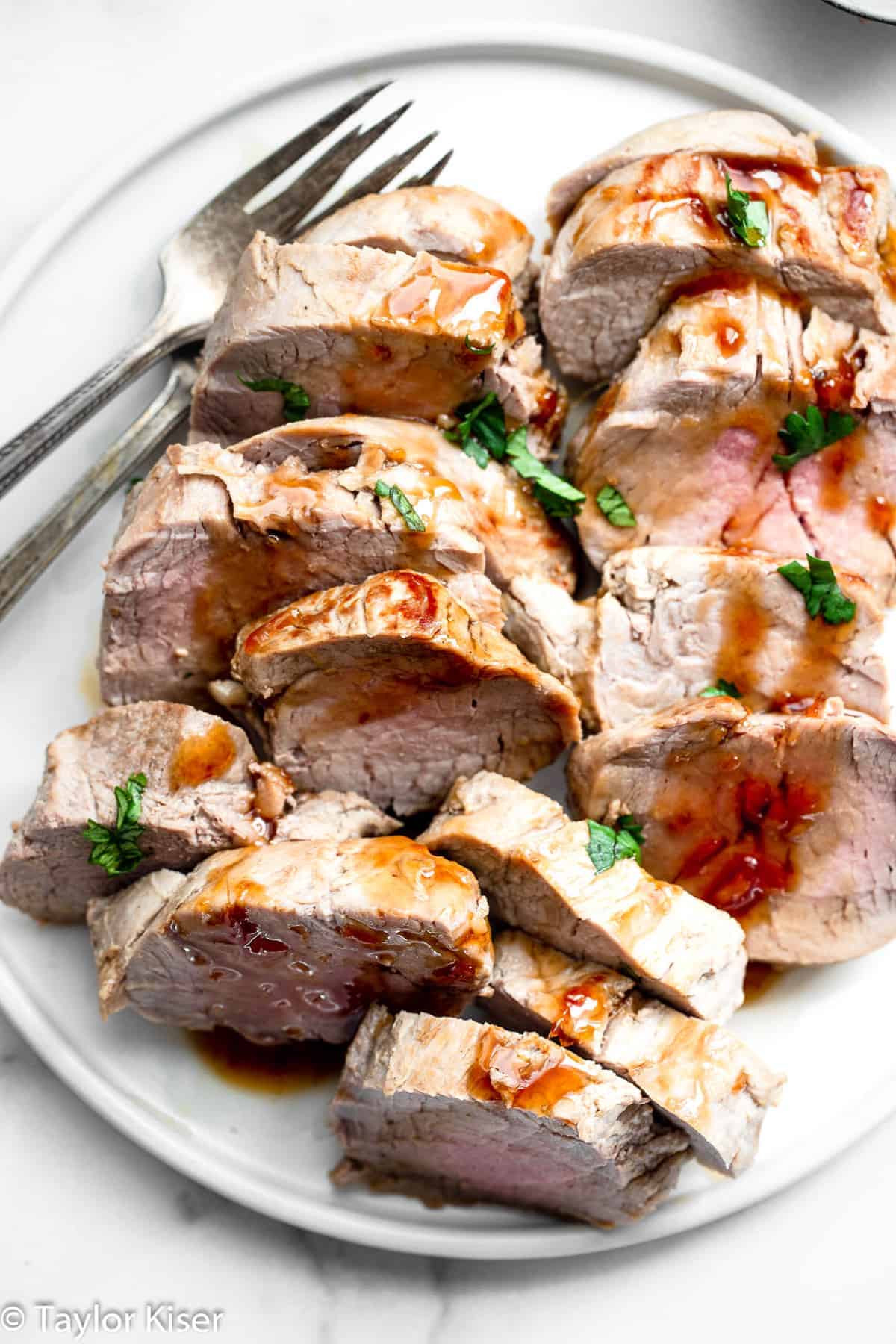 Asian Instant Pot Pork Tenderloin - This Instant Pot Pork Tenderloin is an easy, healthy 20 minute weeknight dinner with yummy, Asian flavor. Naturally gluten free so delicious! | #Foodfaithfitness | #glutenfree #paleo #lowcarb #instantpot #healthy