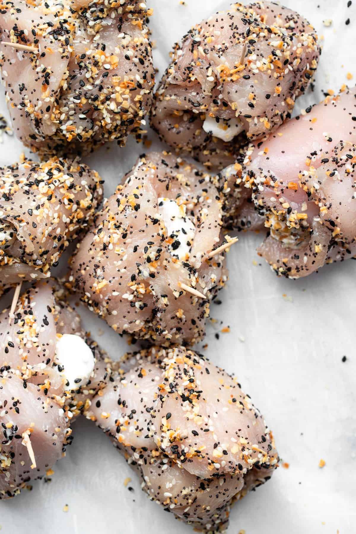 Everything Bagel Chicken - This Everything Bagel Chicken is stuffed with cream cheese for an easy, 4 ingredient meal that will please even picky eaters! Naturally gluten free, keto, low carb and delicious! | #Foodfaithfitness | #glutenfree #lowcarb #keto #healthy everything but the bagel chicken stuffed with cream cheese