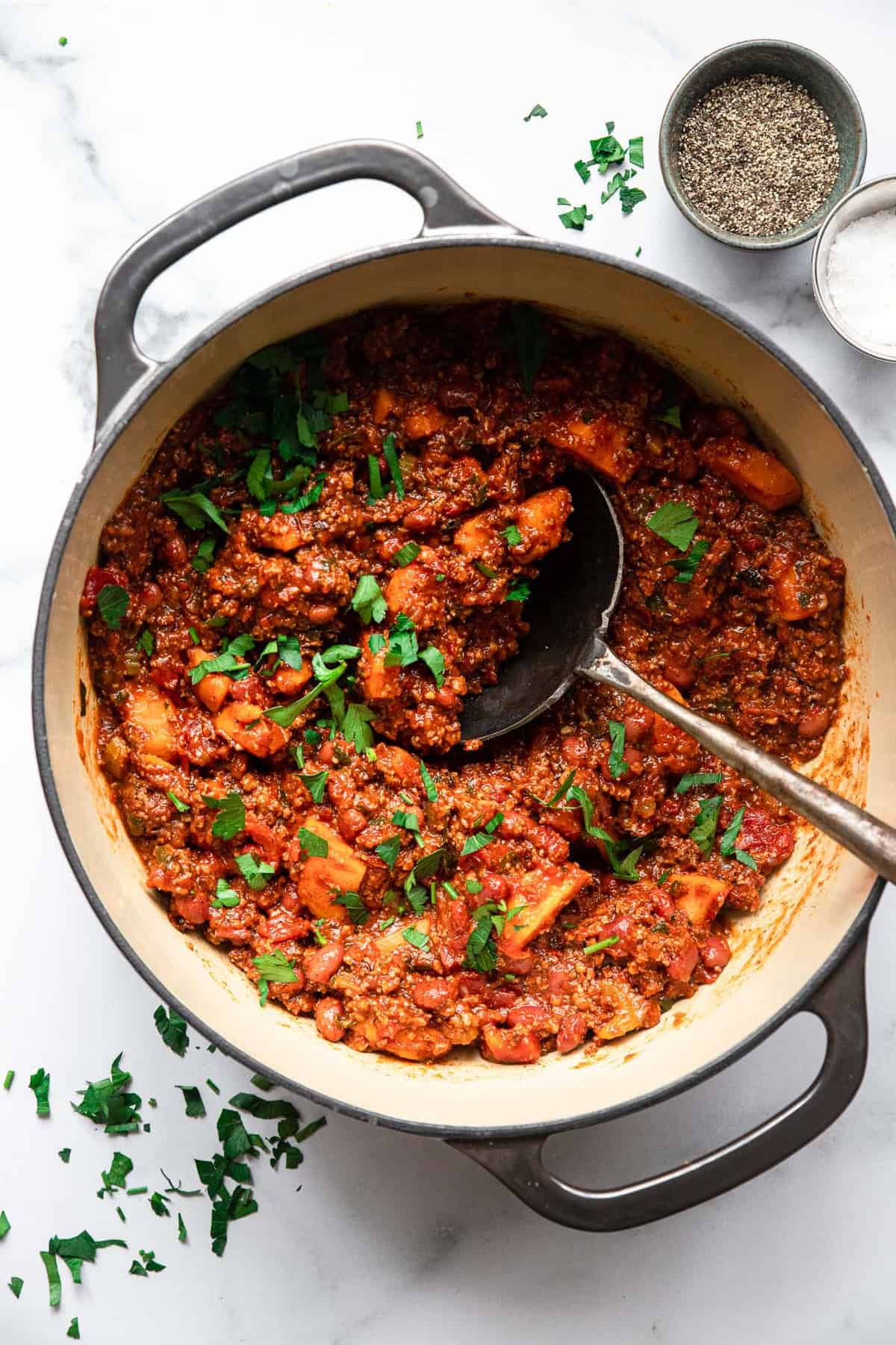 Ground Turkey Sweet Potato Chili - This Ground Turkey Sweet Potato Chili is SUPER easy, healthy and filling! A naturally gluten free, paleo and whole30 meal that freezes great too! | #Foodfaithfitness | #glutenfree #paleo #whole30 #dairyfree #healthy ground turkey and sweet potato chili in a large serving pot