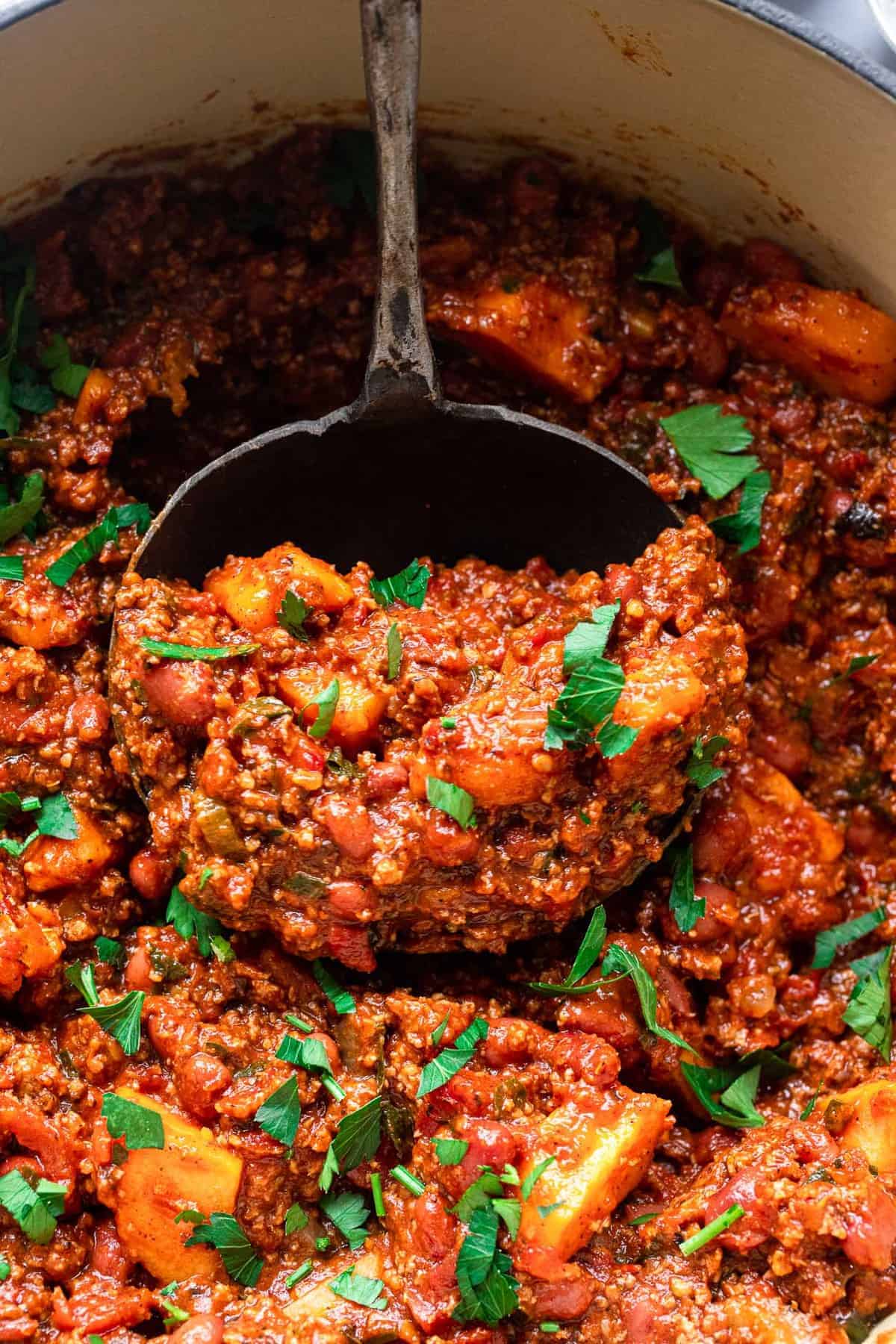 Ground Turkey Sweet Potato Chili - This Ground Turkey Sweet Potato Chili is SUPER easy, healthy and filling! A naturally gluten free, paleo and whole30 meal that freezes great too! | #Foodfaithfitness | #glutenfree #paleo #whole30 #dairyfree #healthy a lade full of turkey and sweet potato chili