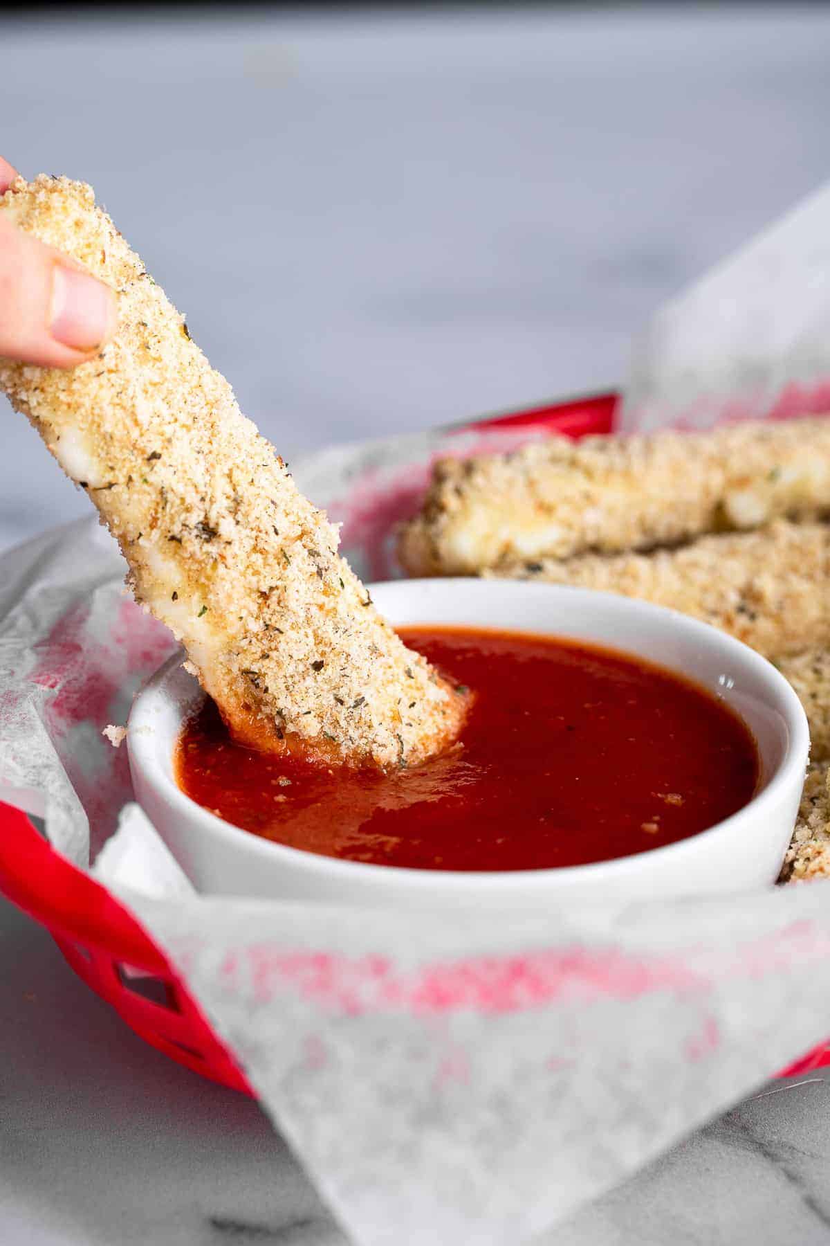 Crispy Oven Baked Mozzarella Sticks - This Oven Baked Mozzarella Sticks Recipe is SO crispy and gooey, you will never believe they are baked, not fried, and only 5 ingredients! | #Foodfaithfitness | #glutenfree #healthy #appetizer #gameday baked mozzarella cheese sticks