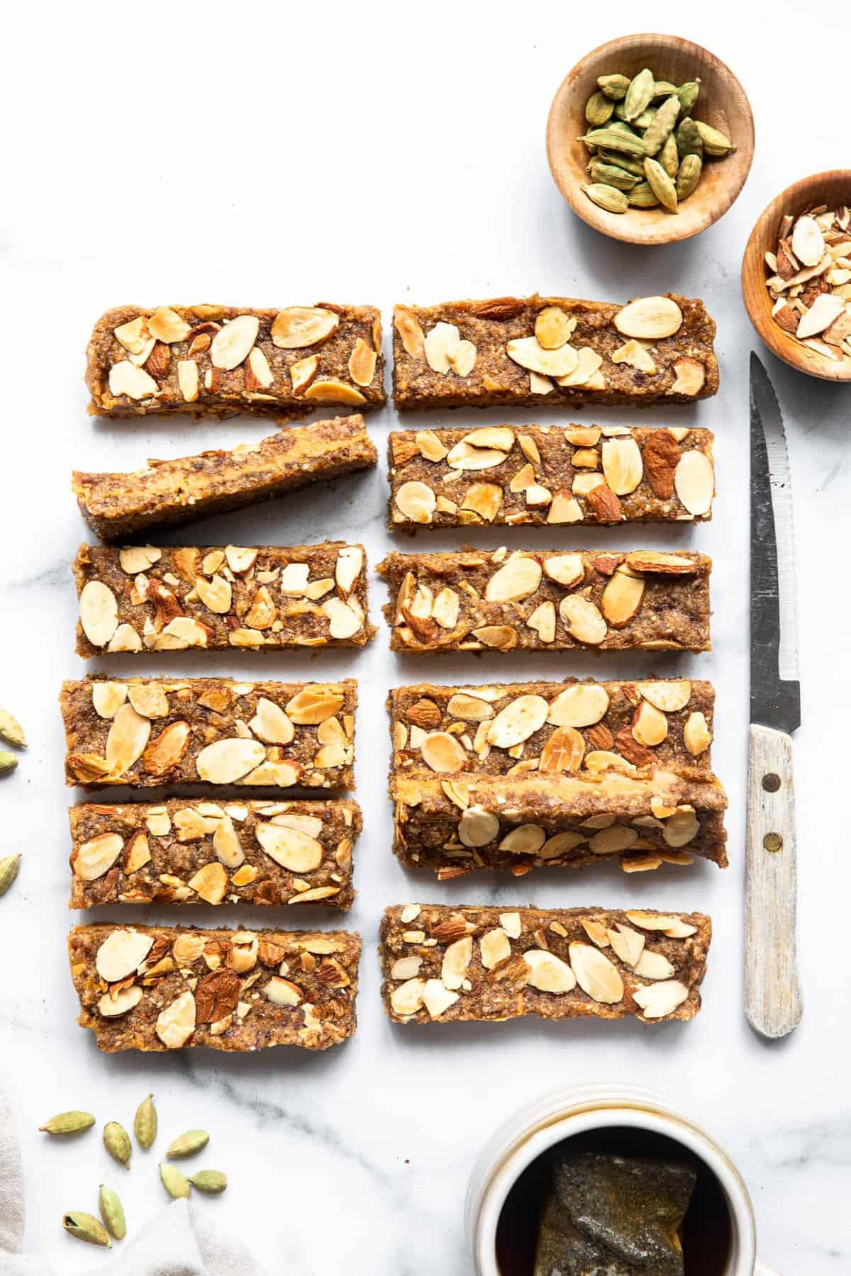 Chewy Chai Apple Bars - These Chewy Chai Apple Bars are spicy-sweet and the perfect snack or dessert that is naturally paleo, vegan and whole30 friendly! | #Foodfaithfitness | #vegan #paleo #whole30 #healthy #dairyfree